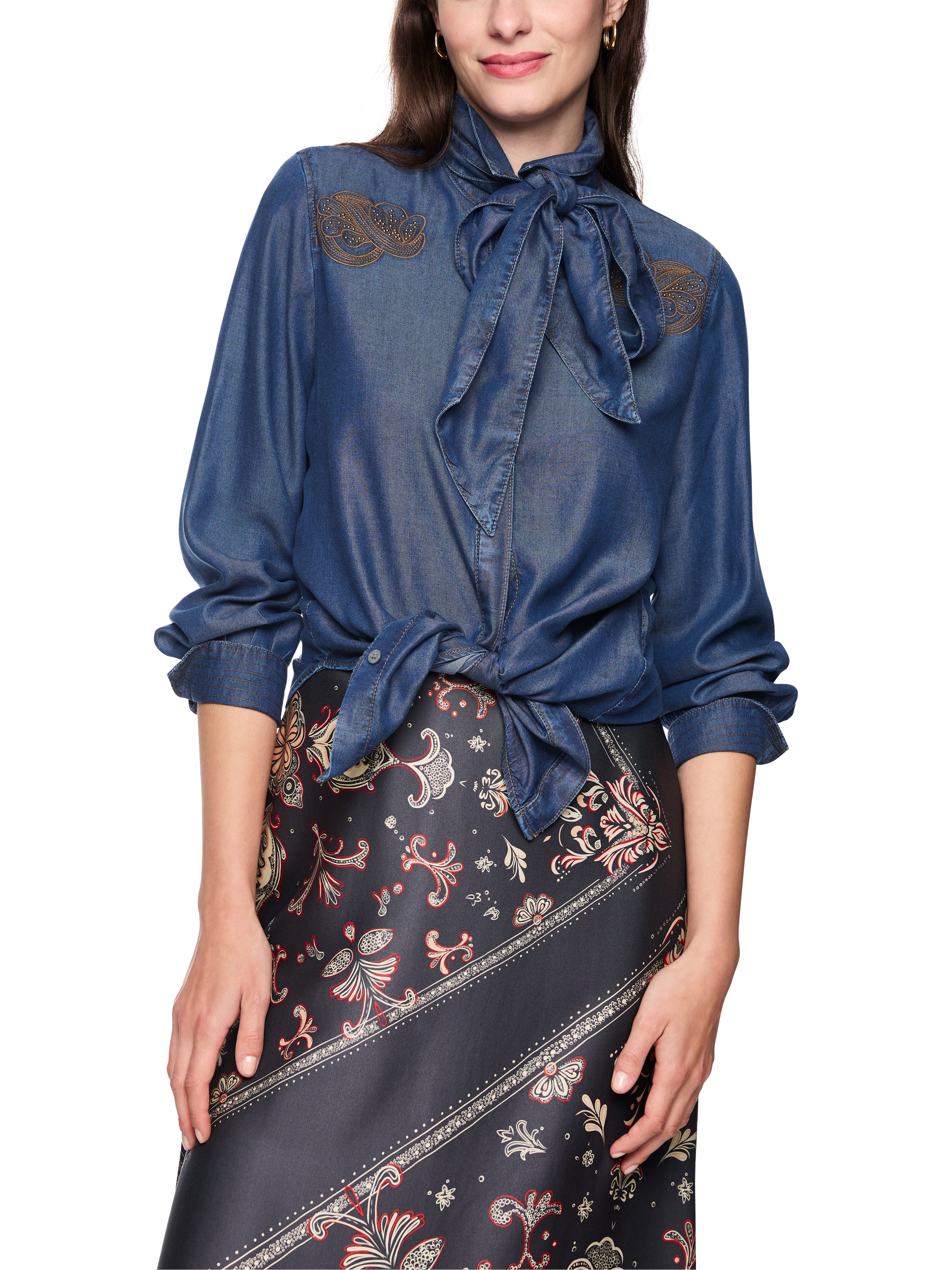 חולצת בלוזון בגזרה רחבה עם שרוולים ארוכים, רקמת פייזלי וכפתורים נסתריםהרכב: 100% ליוסלהדוגמנית בגובה 1.79 ולובשת מידה 3 של מארק קיין