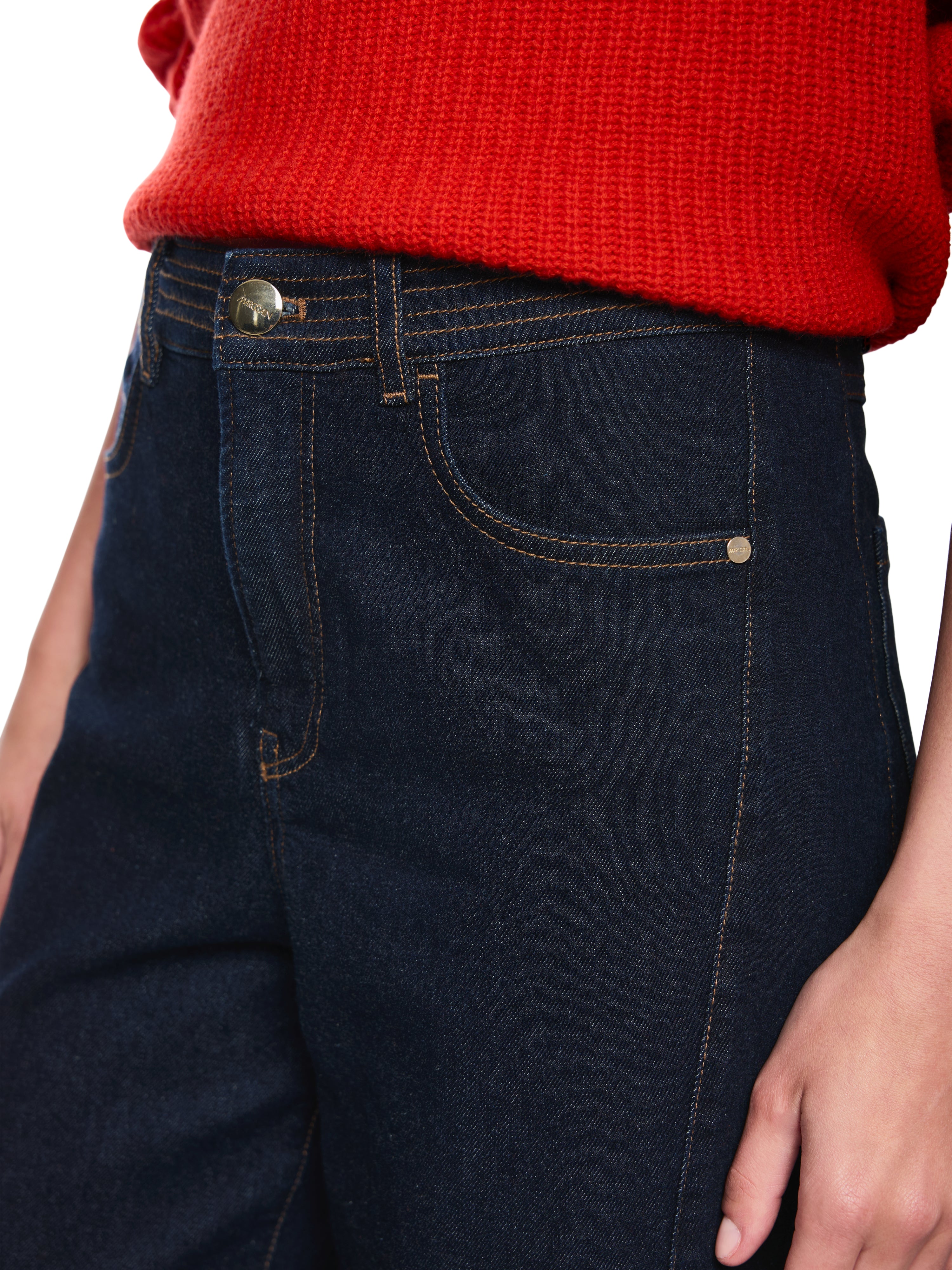 מכנסי ג'ינס עם מותן גבוה, סגירת כפתור ורוכסןהרכב: 98% כותנה, 2% אלסטןהדוגמנית בגובה 1.79 ולובשת מידה 3 של מארק קיין