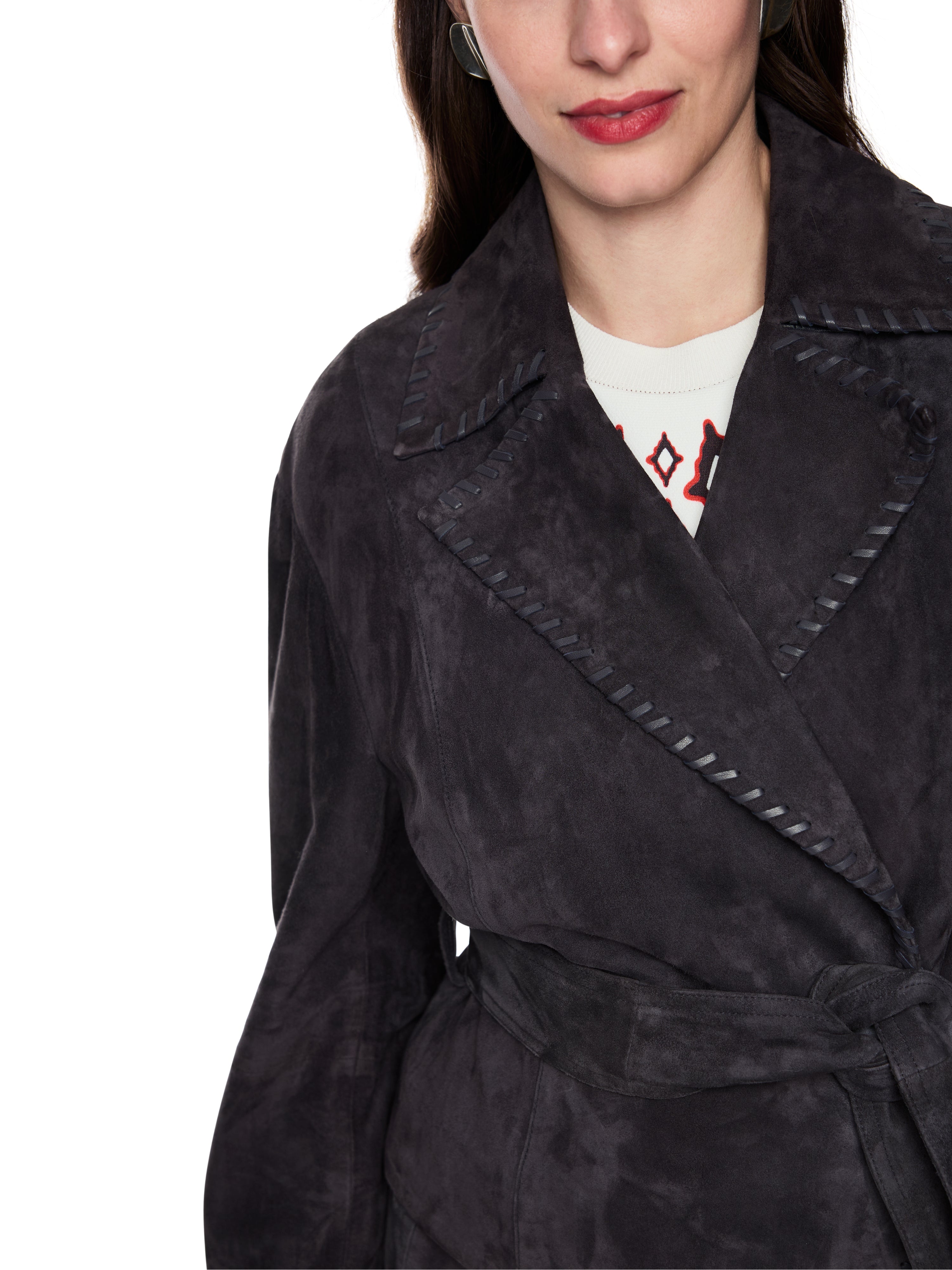 ז'קט עשוי עור משובח עם חגורת קשירה הרכב: 100% עורהדוגמנית בגובה 1.79 ולובשת מידה 3 של מארק קיין