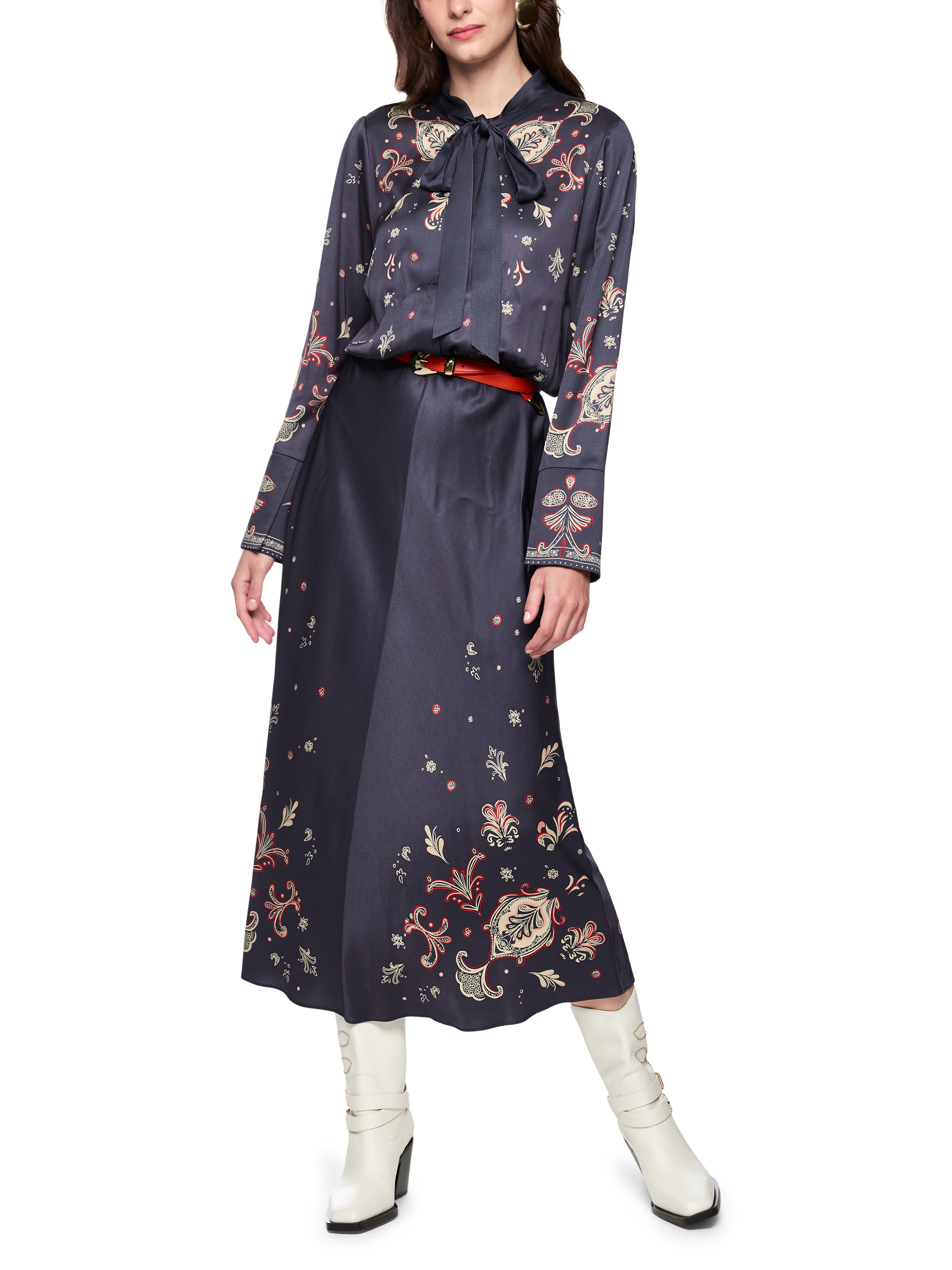 שמלה עם הדפס פייזלי, גומיית מותן וצווארון קשירההרכב: 100% ויסקוזההדוגמנית בגובה 1.79 ולובשת מידה 3 של מארק קיין