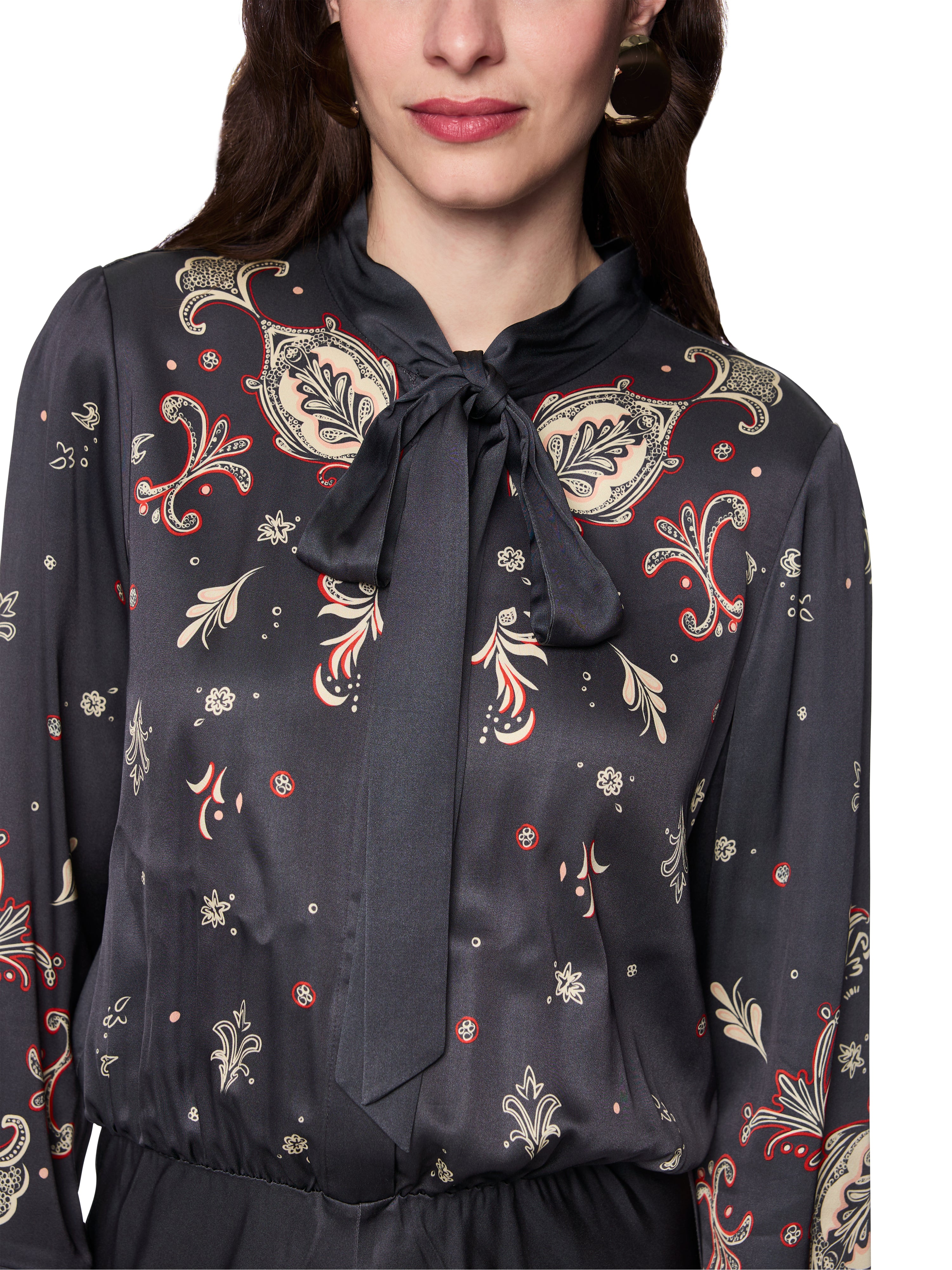 שמלה עם הדפס פייזלי, גומיית מותן וצווארון קשירההרכב: 100% ויסקוזההדוגמנית בגובה 1.79 ולובשת מידה 3 של מארק קיין