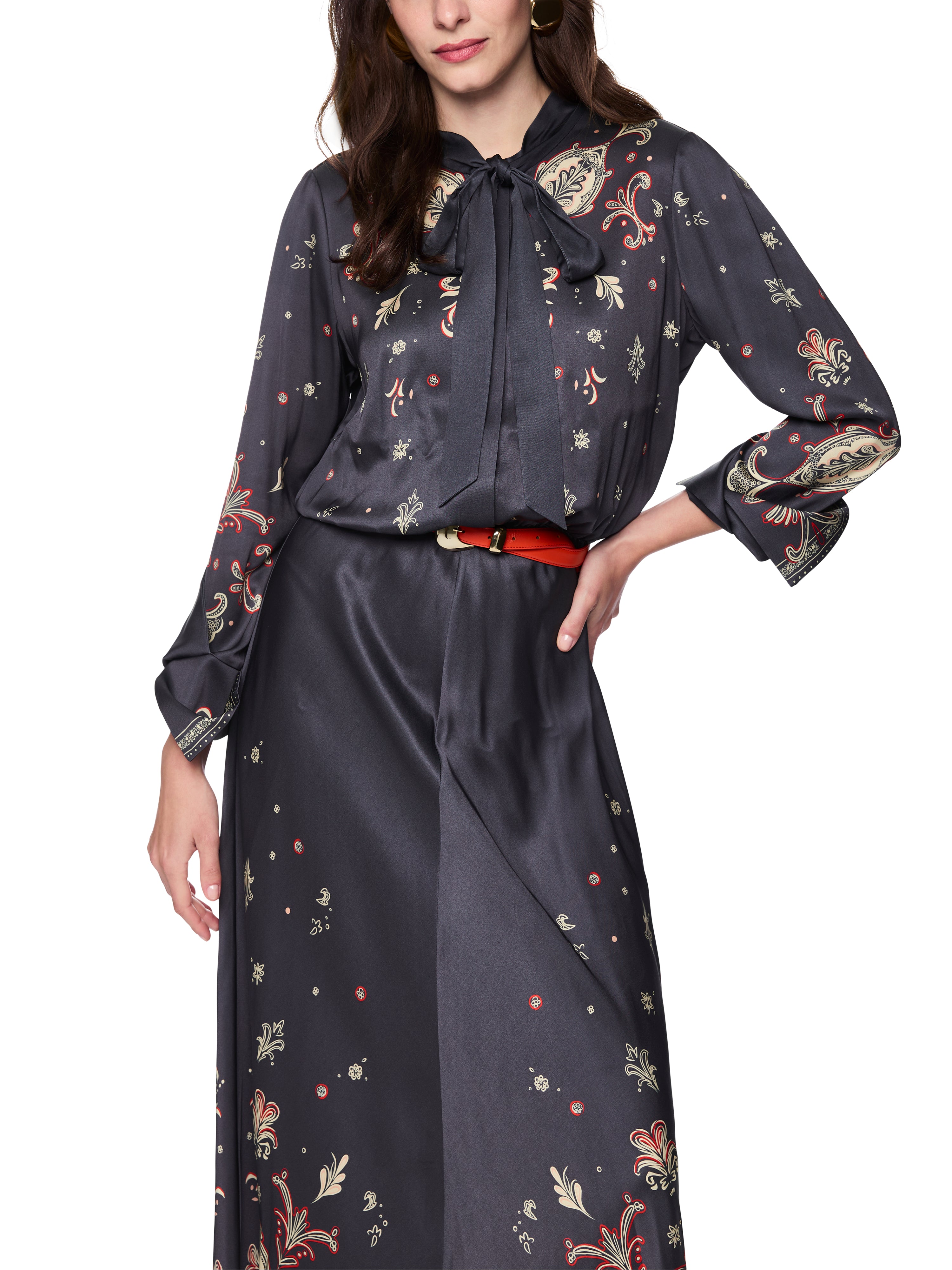 שמלה עם הדפס פייזלי, גומיית מותן וצווארון קשירההרכב: 100% ויסקוזההדוגמנית בגובה 1.79 ולובשת מידה 3 של מארק קיין