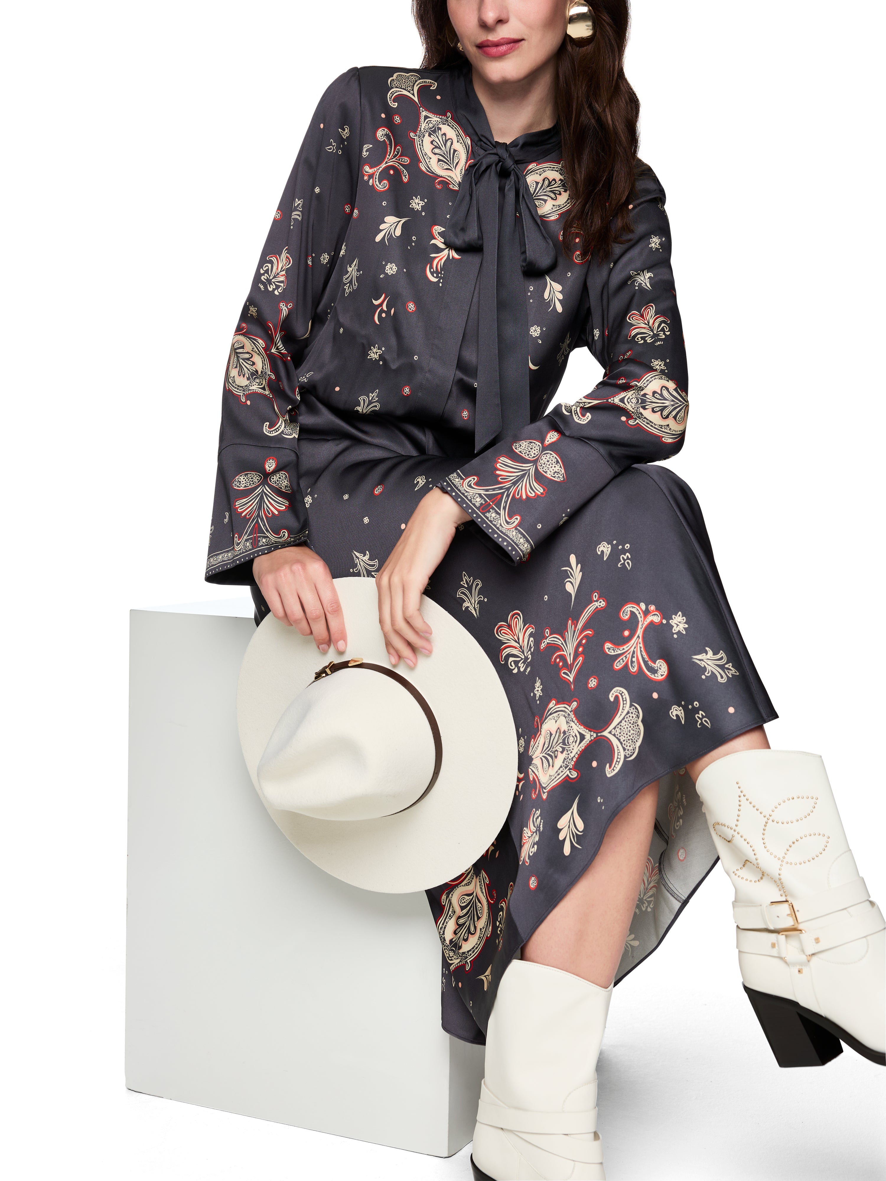 שמלה עם הדפס פייזלי, גומיית מותן וצווארון קשירההרכב: 100% ויסקוזההדוגמנית בגובה 1.79 ולובשת מידה 3 של מארק קיין