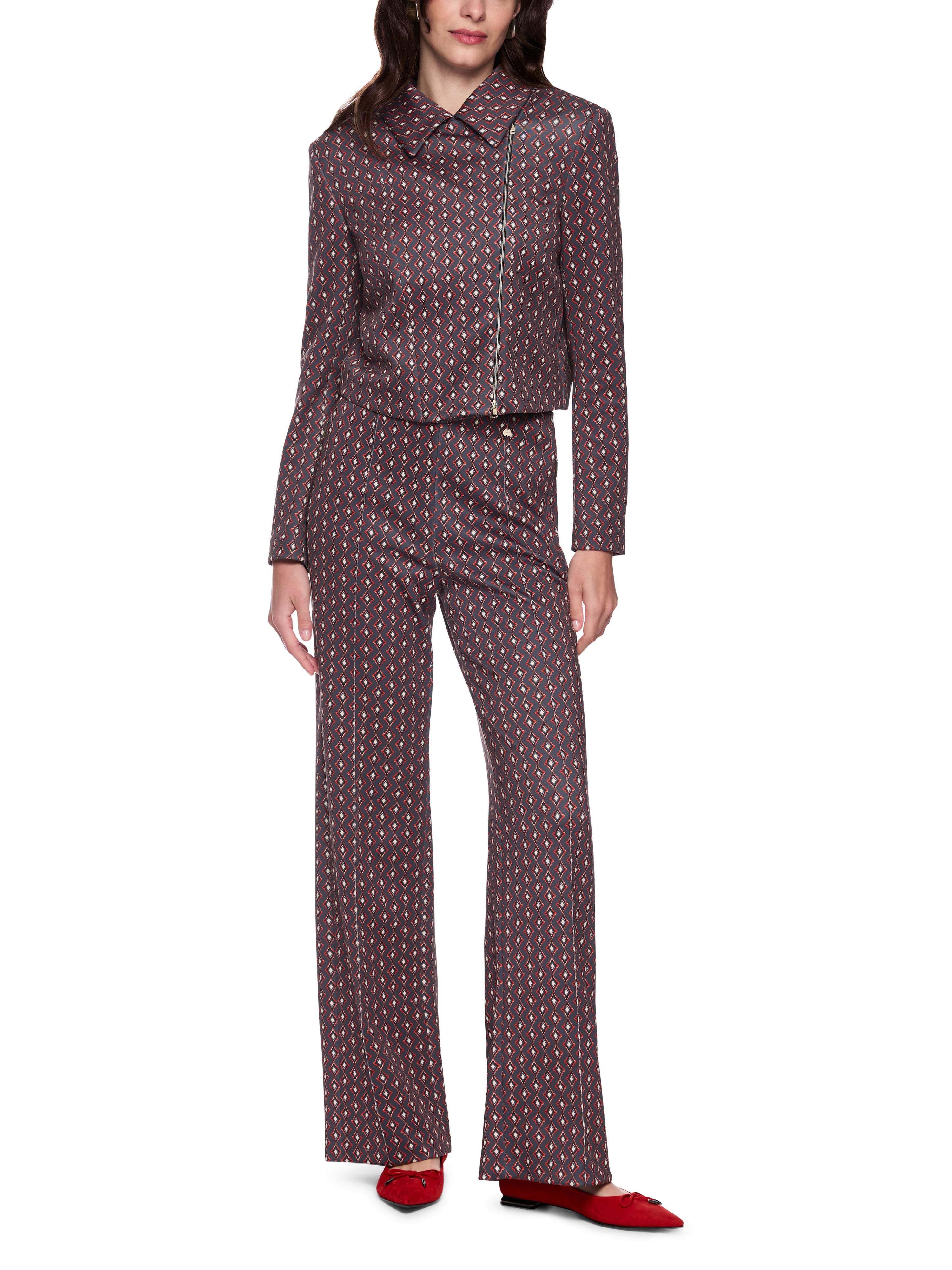 ז'קט בגזרת קרופ עשוי בד סקובה עם הדפס יהלום ורוכסן דו-כיווניהרכב: 92% פוליאסטר, 8% אלסטןהדוגמנית בגובה 1.79 ולובשת מידה 3 של מארק קיין