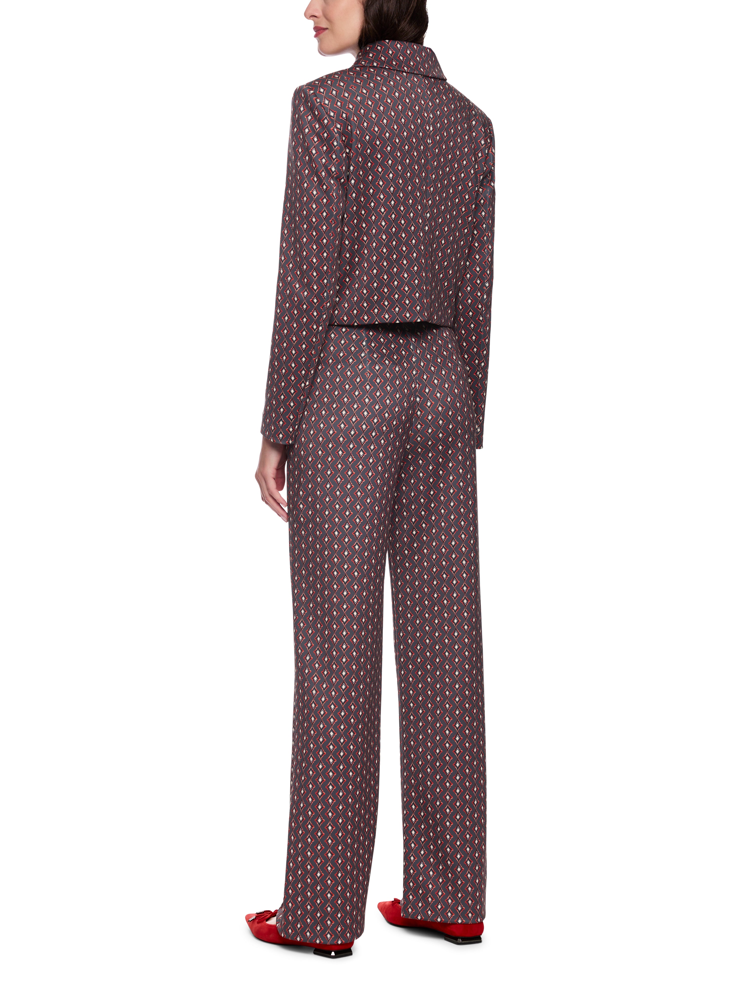 ז'קט בגזרת קרופ עשוי בד סקובה עם הדפס יהלום ורוכסן דו-כיווניהרכב: 92% פוליאסטר, 8% אלסטןהדוגמנית בגובה 1.79 ולובשת מידה 3 של מארק קיין