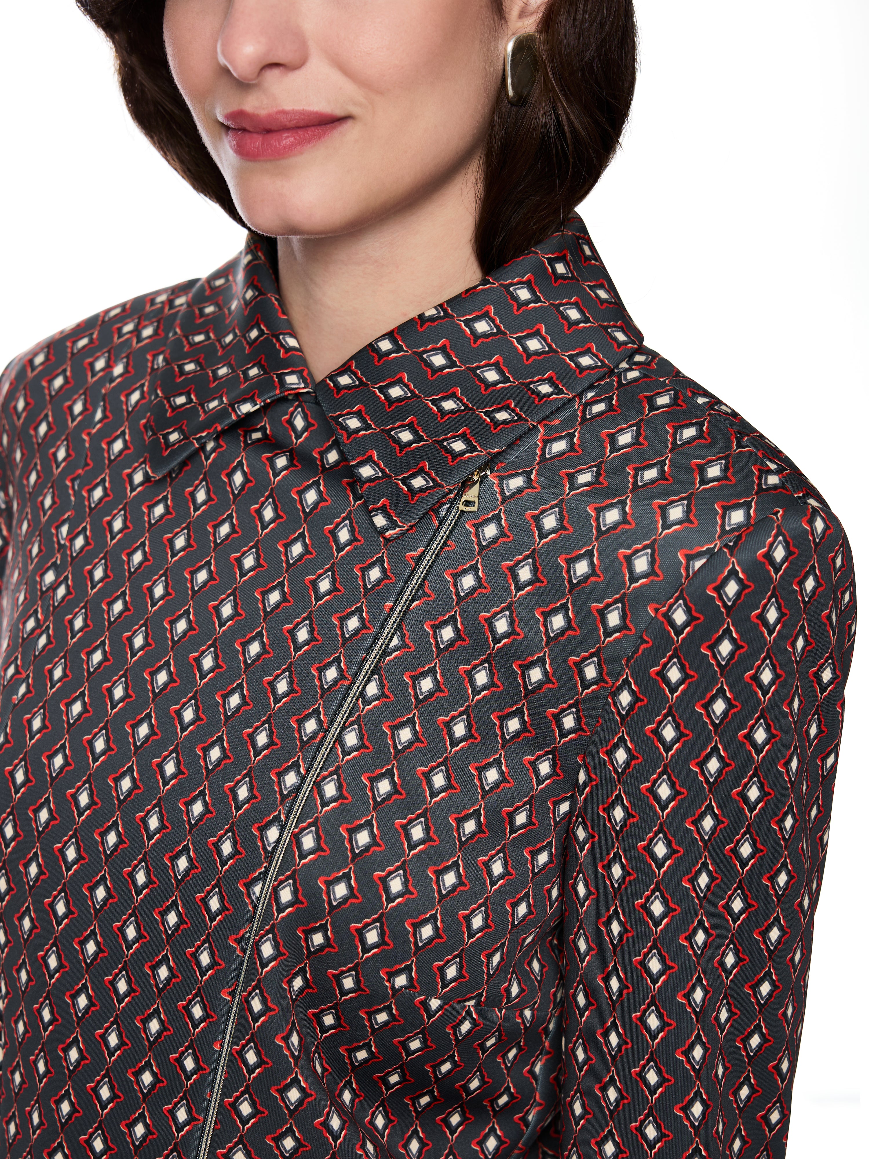 ז'קט בגזרת קרופ עשוי בד סקובה עם הדפס יהלום ורוכסן דו-כיווניהרכב: 92% פוליאסטר, 8% אלסטןהדוגמנית בגובה 1.79 ולובשת מידה 3 של מארק קיין