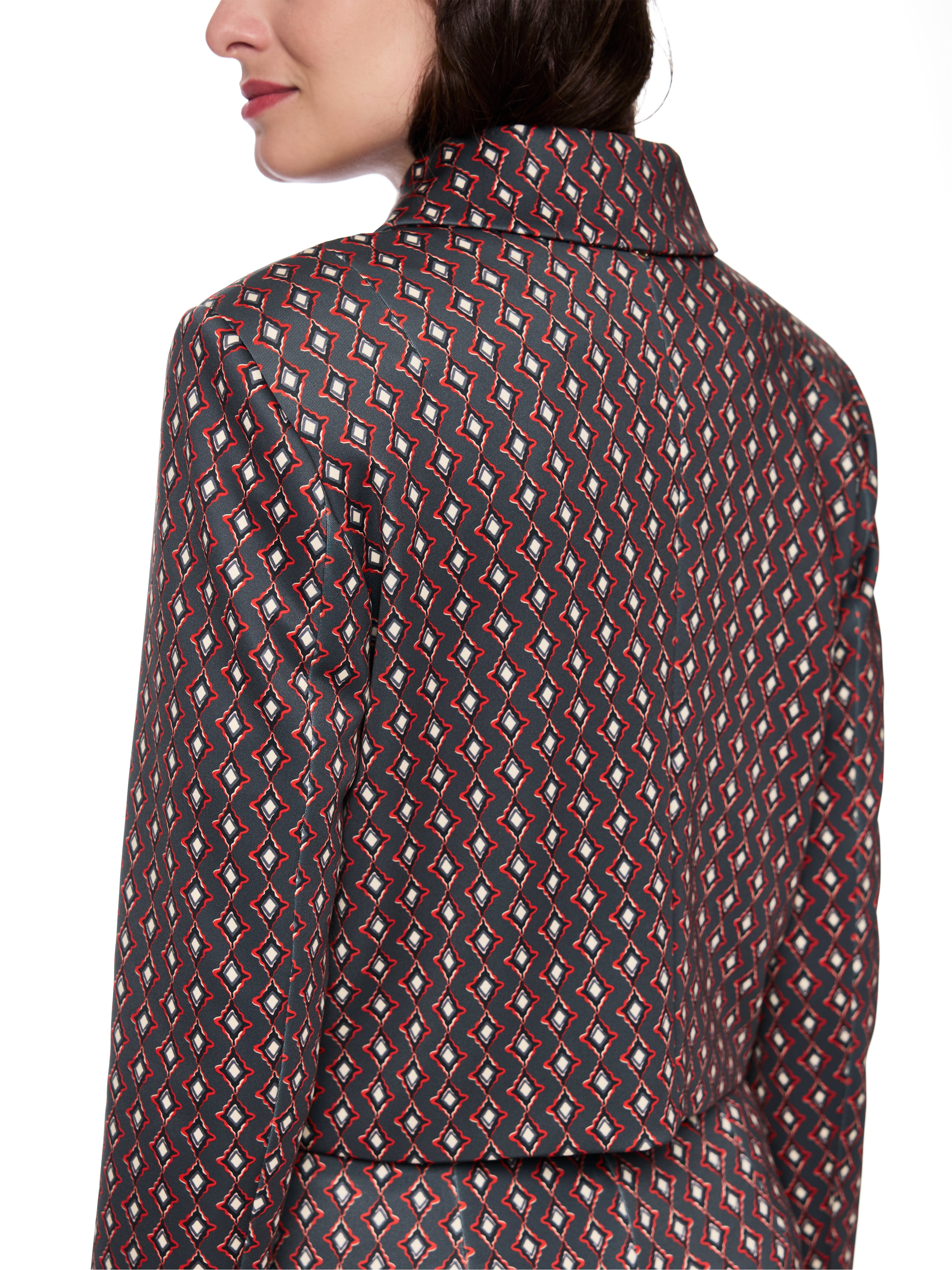 ז'קט בגזרת קרופ עשוי בד סקובה עם הדפס יהלום ורוכסן דו-כיווניהרכב: 92% פוליאסטר, 8% אלסטןהדוגמנית בגובה 1.79 ולובשת מידה 3 של מארק קיין