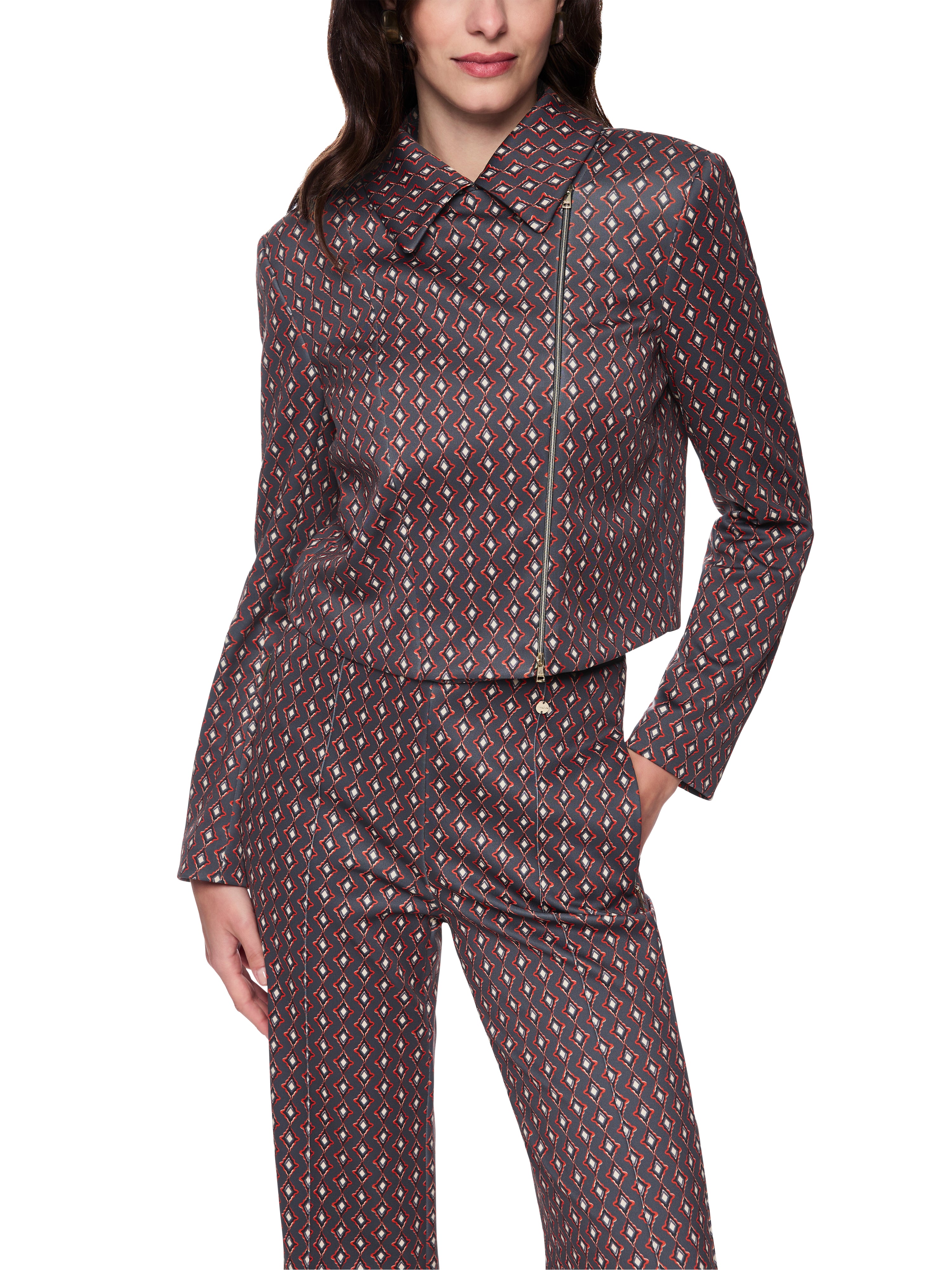 ז'קט בגזרת קרופ עשוי בד סקובה עם הדפס יהלום ורוכסן דו-כיווניהרכב: 92% פוליאסטר, 8% אלסטןהדוגמנית בגובה 1.79 ולובשת מידה 3 של מארק קיין