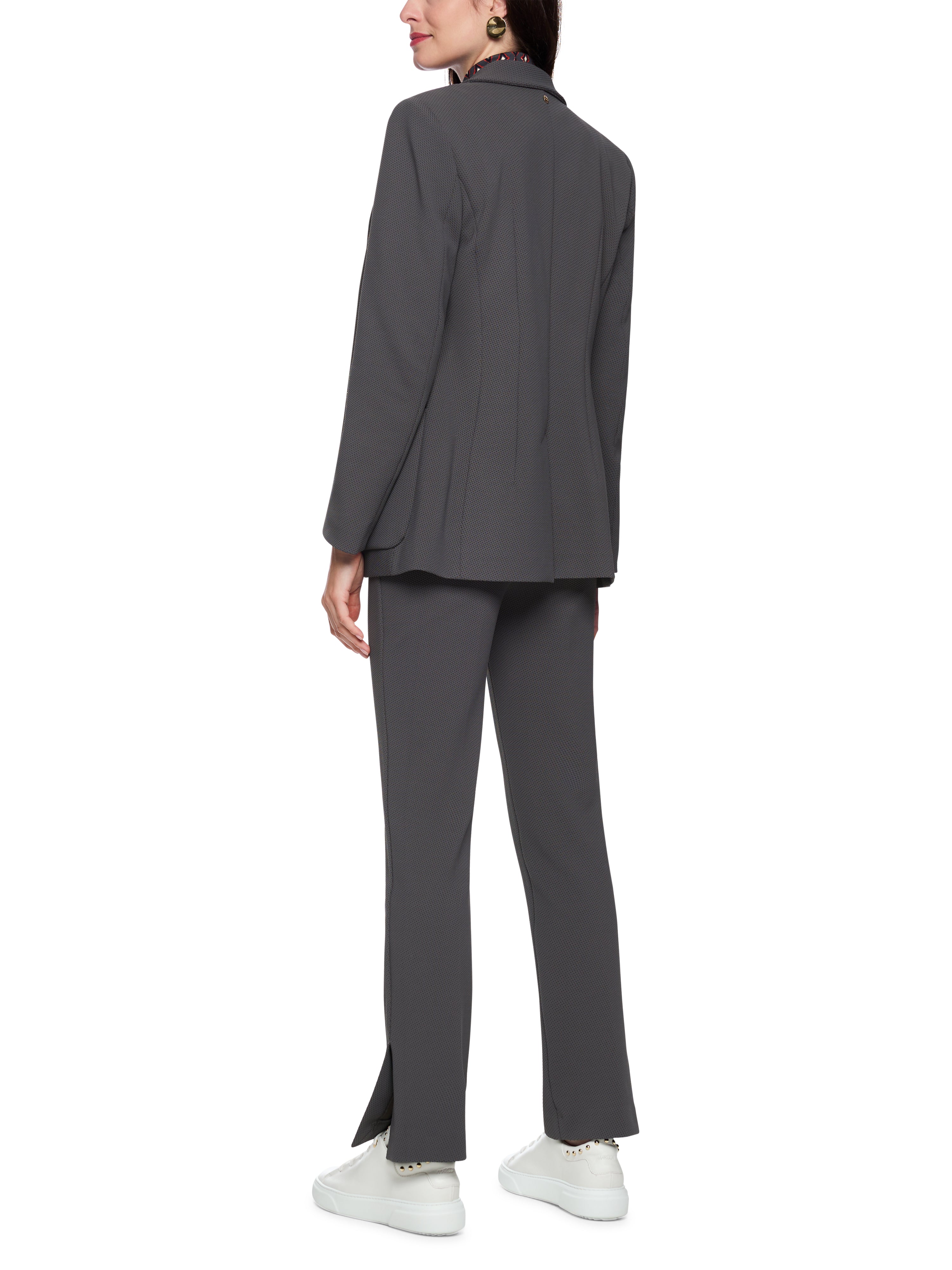 בלייזר בגזרה צמודה עם כיסים צדדיים וסגירת כפתוריםהרכב: 95% פוליאמיד, 5% אלסטןהדוגמנית בגובה 1.79 ולובשת מידה 3 של מארק קיין