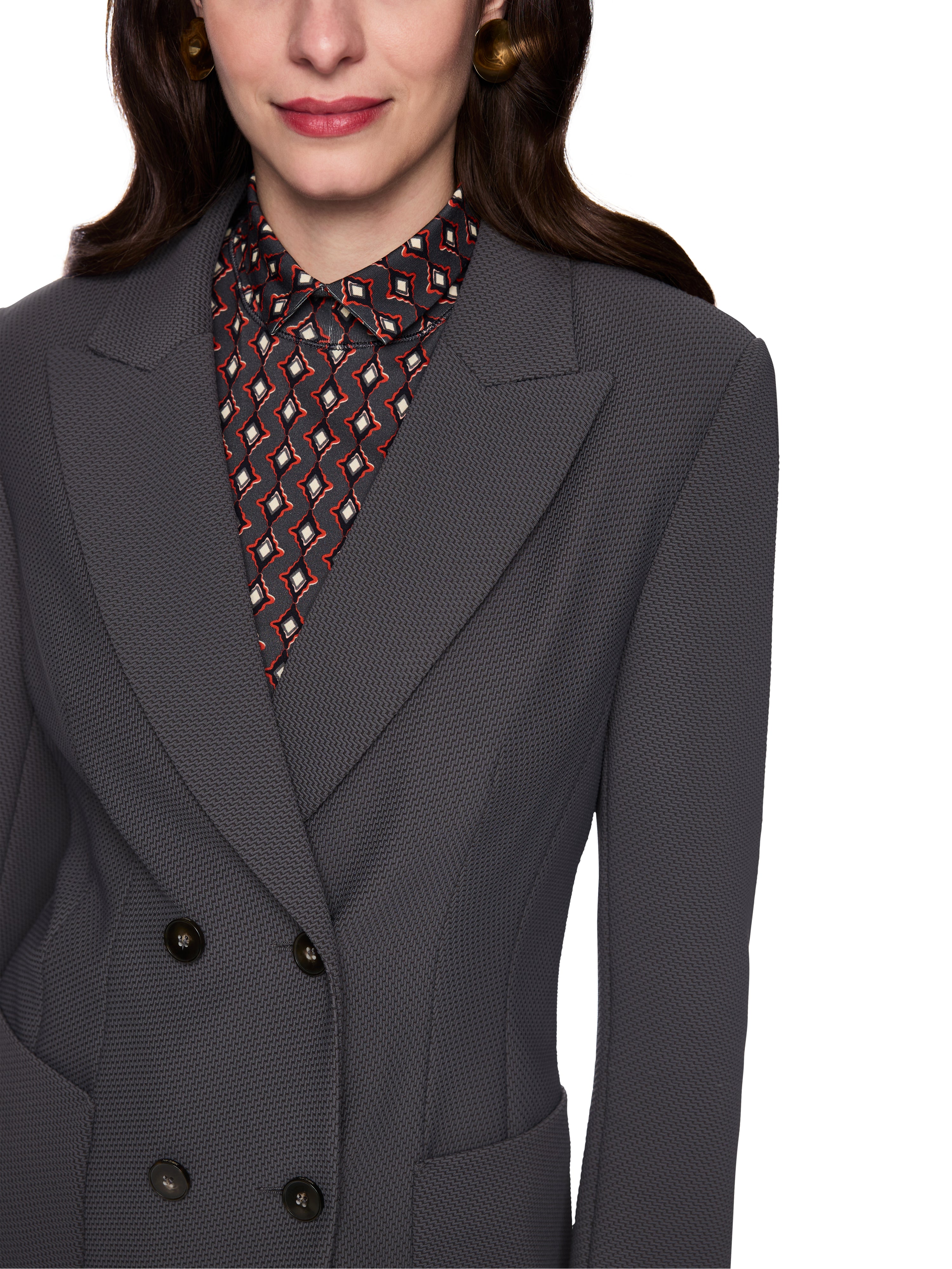 בלייזר בגזרה צמודה עם כיסים צדדיים וסגירת כפתוריםהרכב: 95% פוליאמיד, 5% אלסטןהדוגמנית בגובה 1.79 ולובשת מידה 3 של מארק קיין