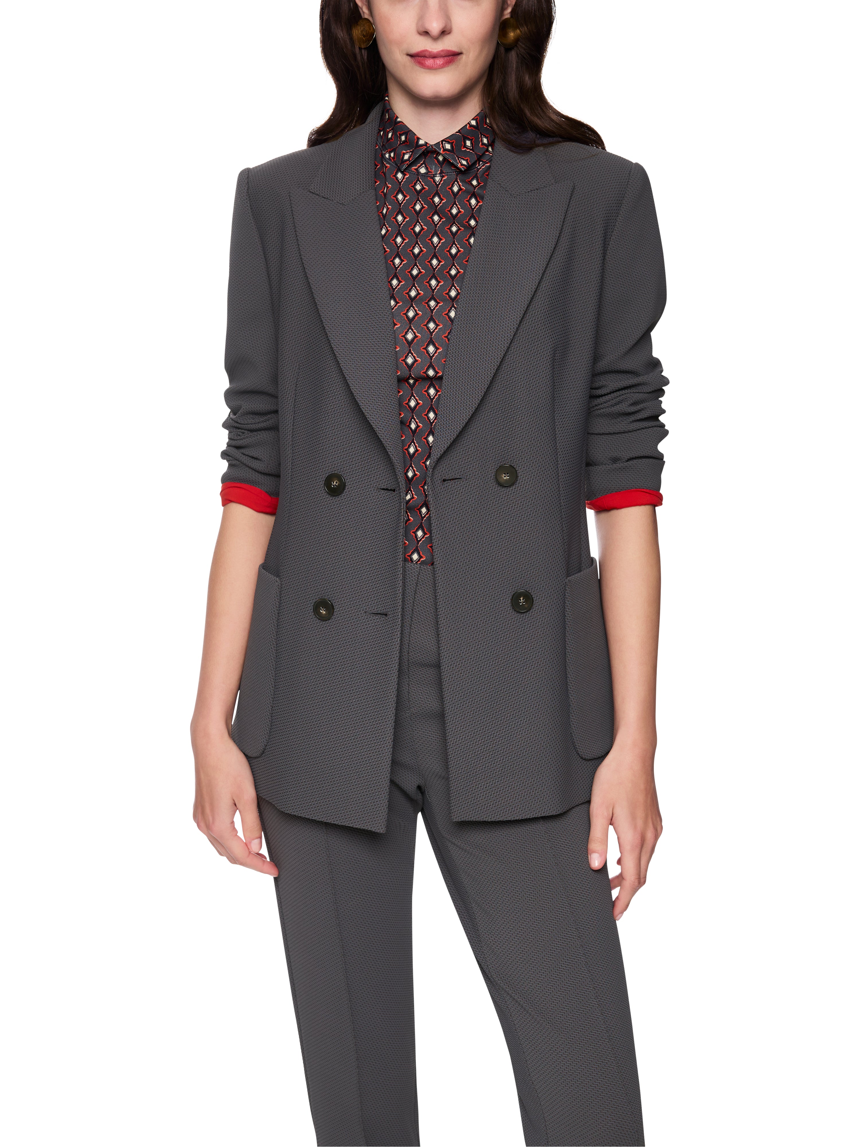 בלייזר בגזרה צמודה עם כיסים צדדיים וסגירת כפתוריםהרכב: 95% פוליאמיד, 5% אלסטןהדוגמנית בגובה 1.79 ולובשת מידה 3 של מארק קיין