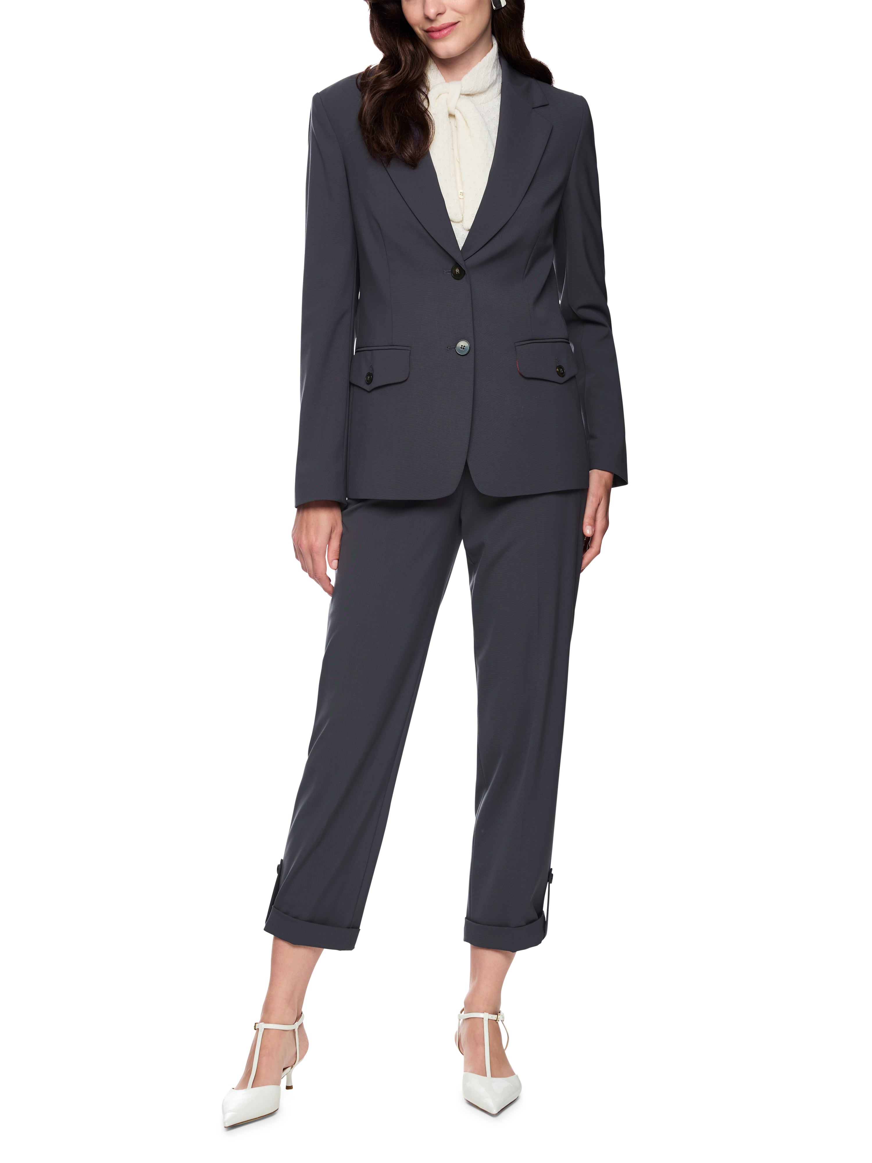 בלייזר בגזרה צמודה עם כיסים צדדיים וסגירת כפתוריםהרכב:48% ויסקוזה, 48% פוליאסטר, 4% אלסטןהדוגמנית בגובה 1.79 ולובשת מידה 3 של מארק קיין