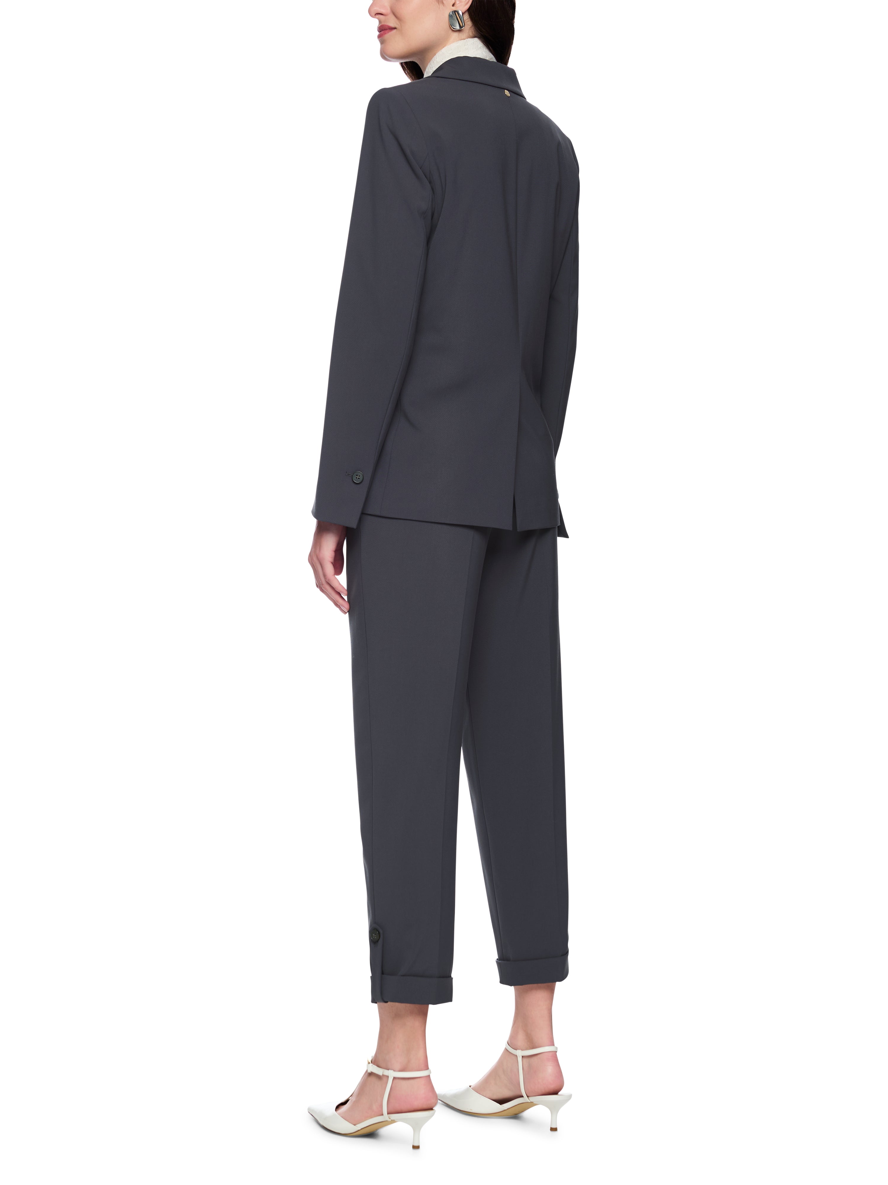 בלייזר בגזרה צמודה עם כיסים צדדיים וסגירת כפתוריםהרכב:48% ויסקוזה, 48% פוליאסטר, 4% אלסטןהדוגמנית בגובה 1.79 ולובשת מידה 3 של מארק קיין