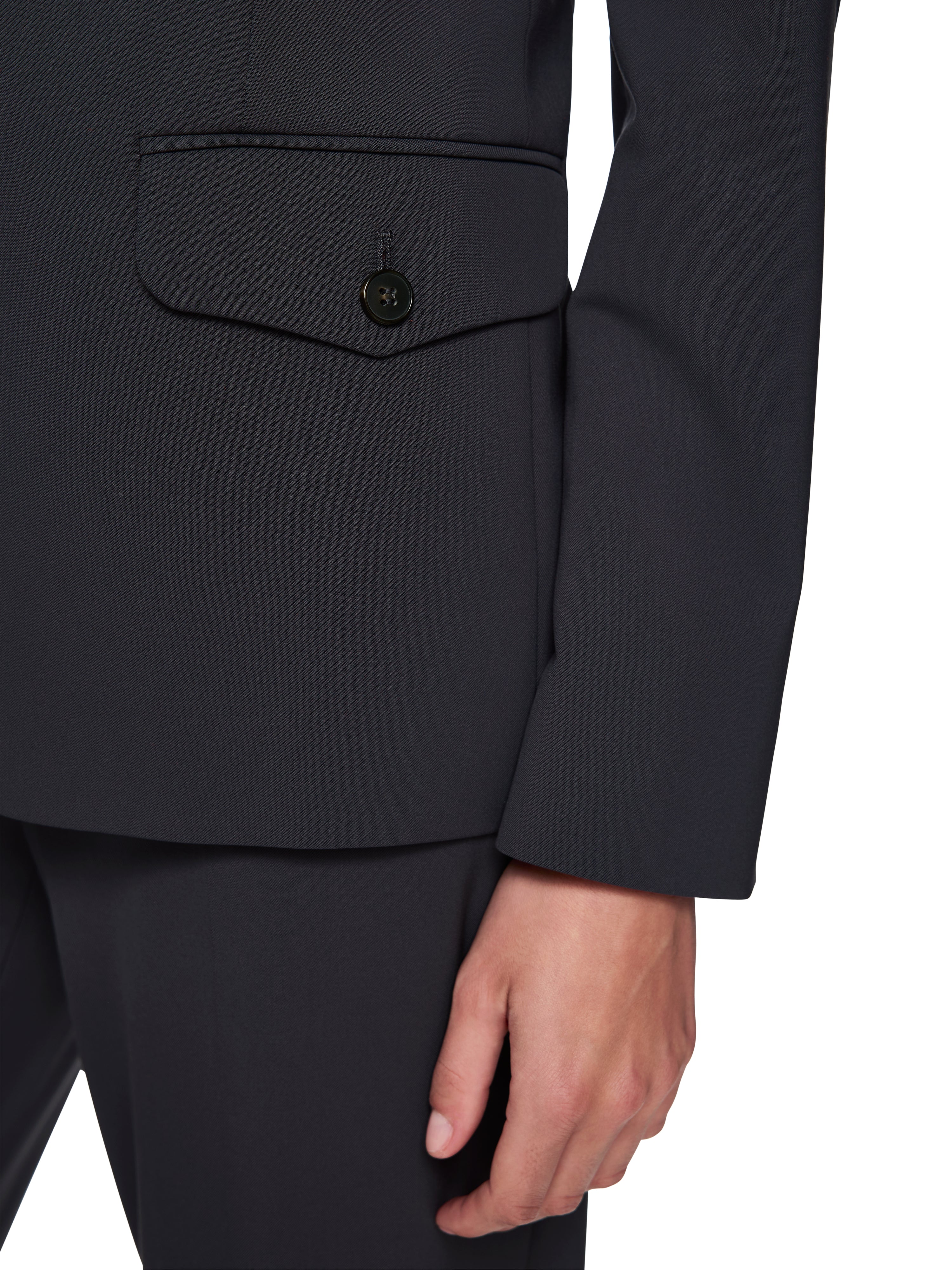 בלייזר בגזרה צמודה עם כיסים צדדיים וסגירת כפתוריםהרכב:48% ויסקוזה, 48% פוליאסטר, 4% אלסטןהדוגמנית בגובה 1.79 ולובשת מידה 3 של מארק קיין