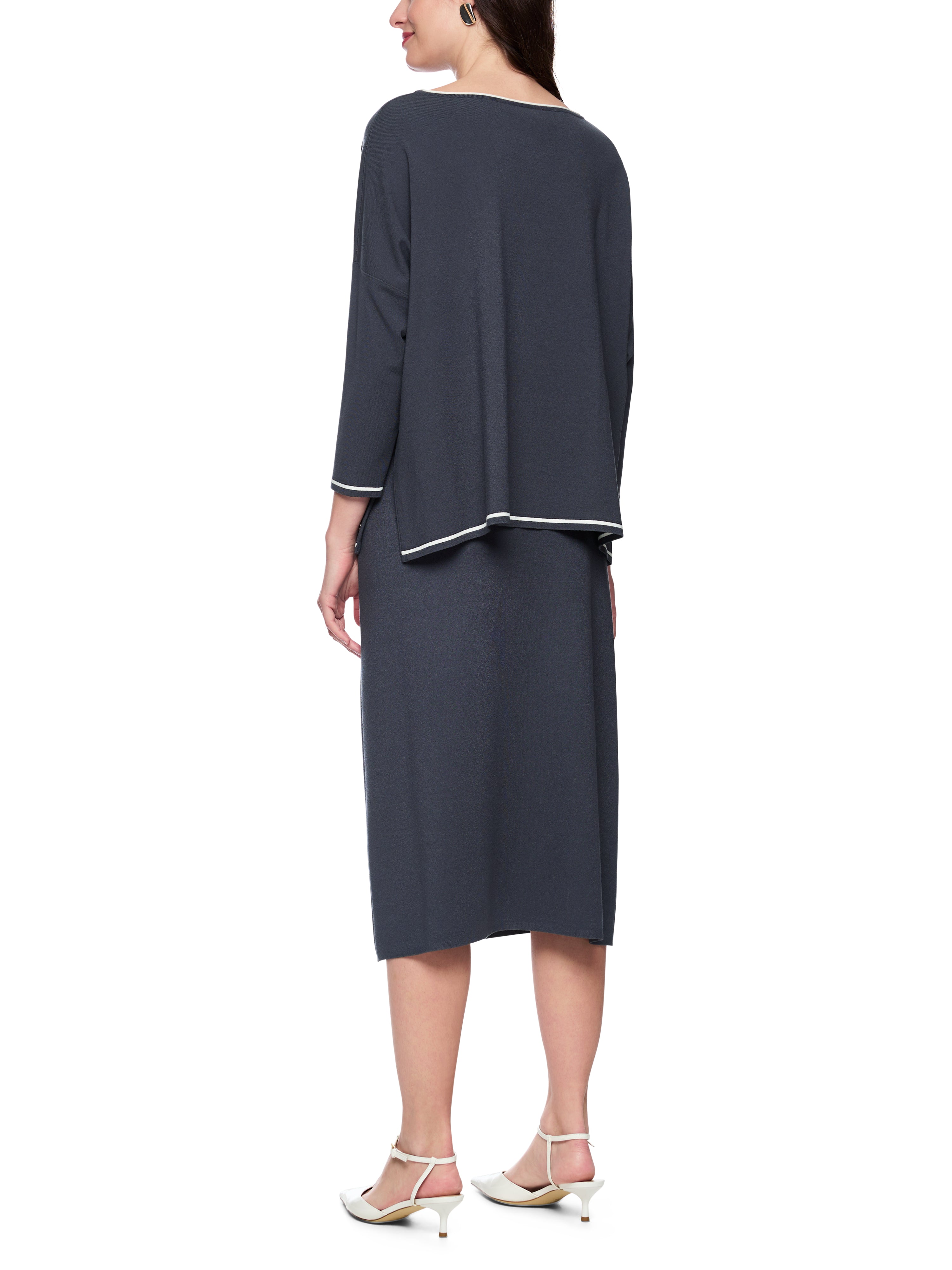 סריג דק בגזרת אוברסייז עם שרוולי 3/4הרכב: 70% ויסקוזה, 30% פוליאסטרהדוגמנית בגובה 1.79 ולובשת מידה 3 של מארק קיין