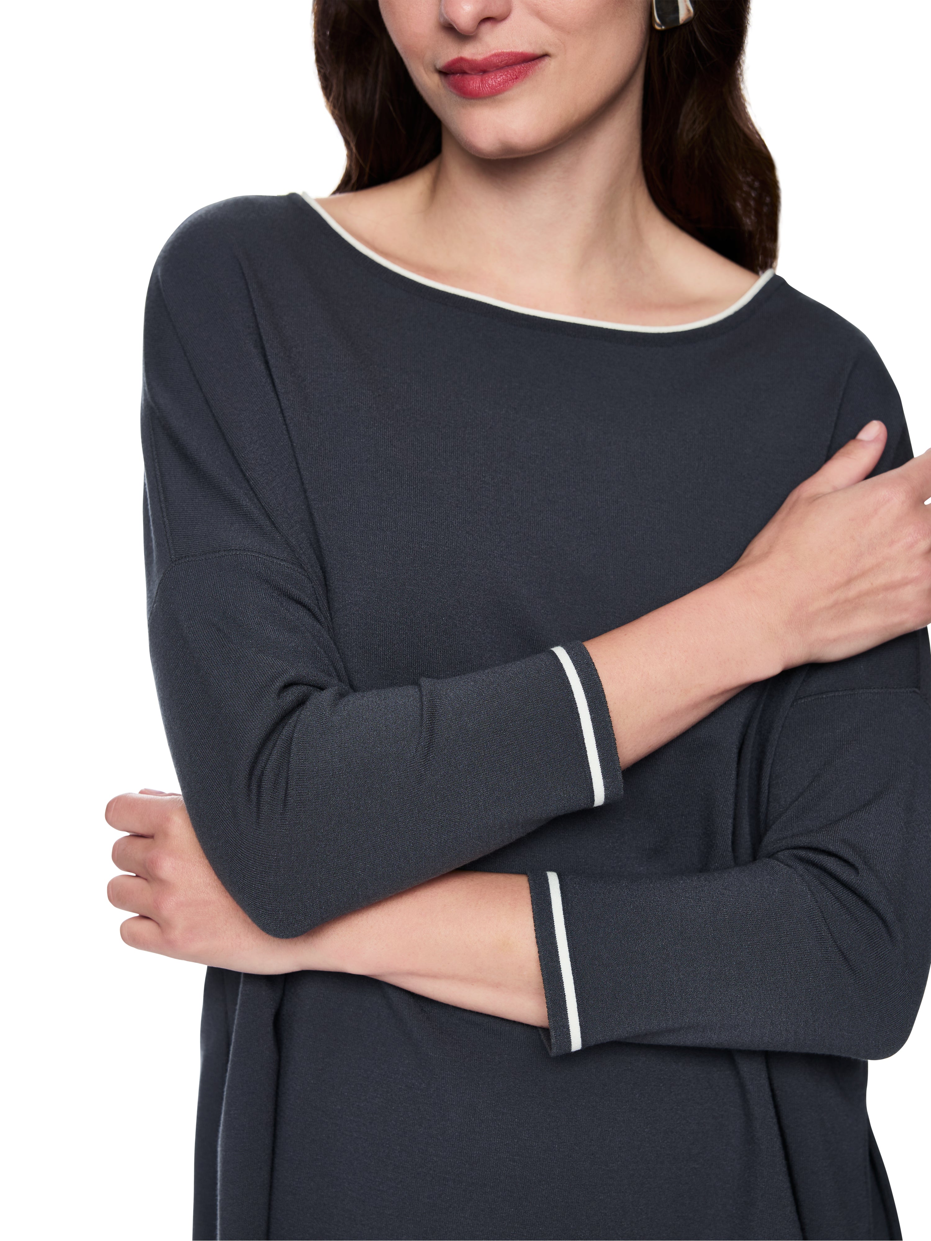 סריג דק בגזרת אוברסייז עם שרוולי 3/4הרכב: 70% ויסקוזה, 30% פוליאסטרהדוגמנית בגובה 1.79 ולובשת מידה 3 של מארק קיין