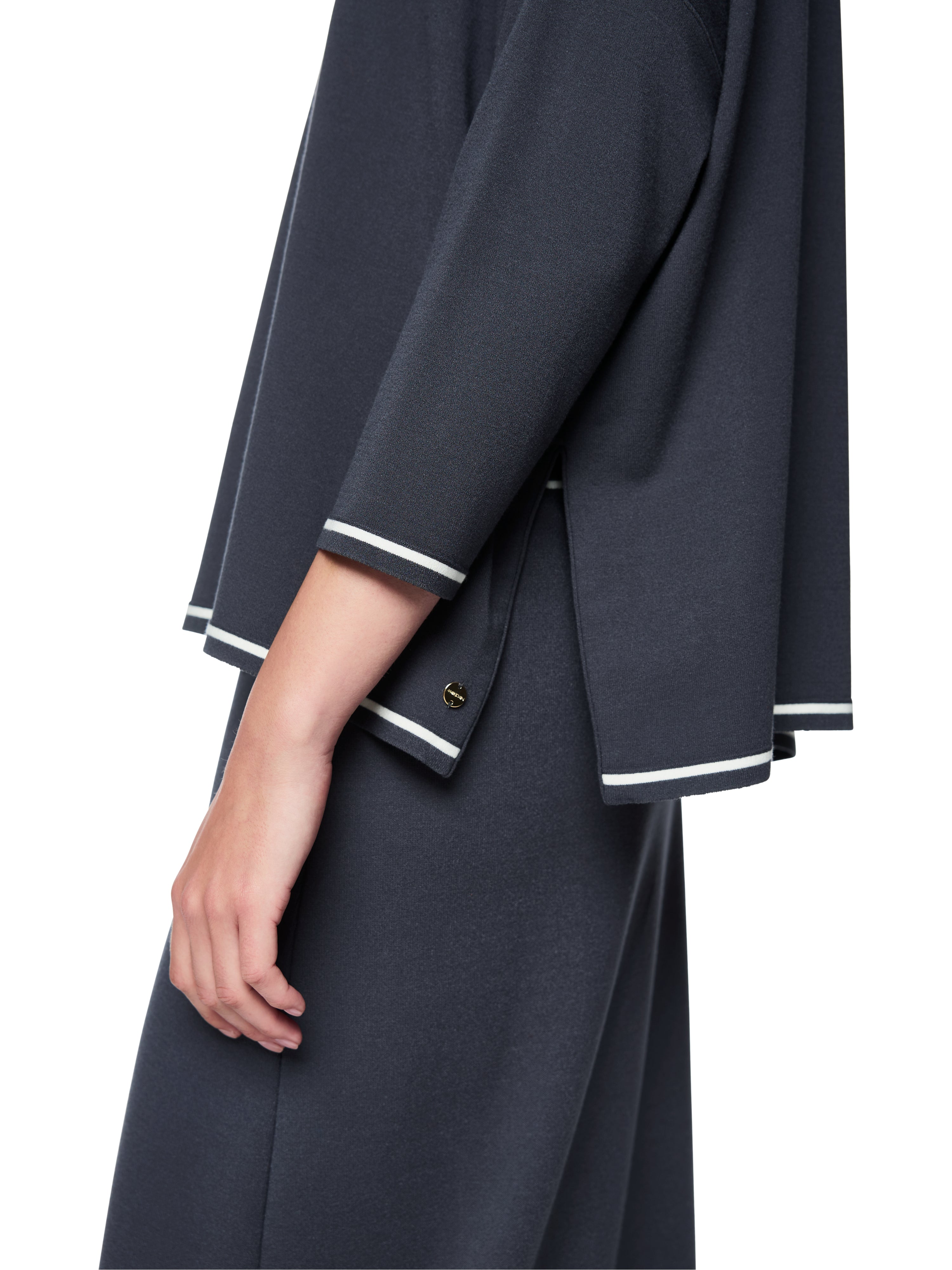 סריג דק בגזרת אוברסייז עם שרוולי 3/4הרכב: 70% ויסקוזה, 30% פוליאסטרהדוגמנית בגובה 1.79 ולובשת מידה 3 של מארק קיין