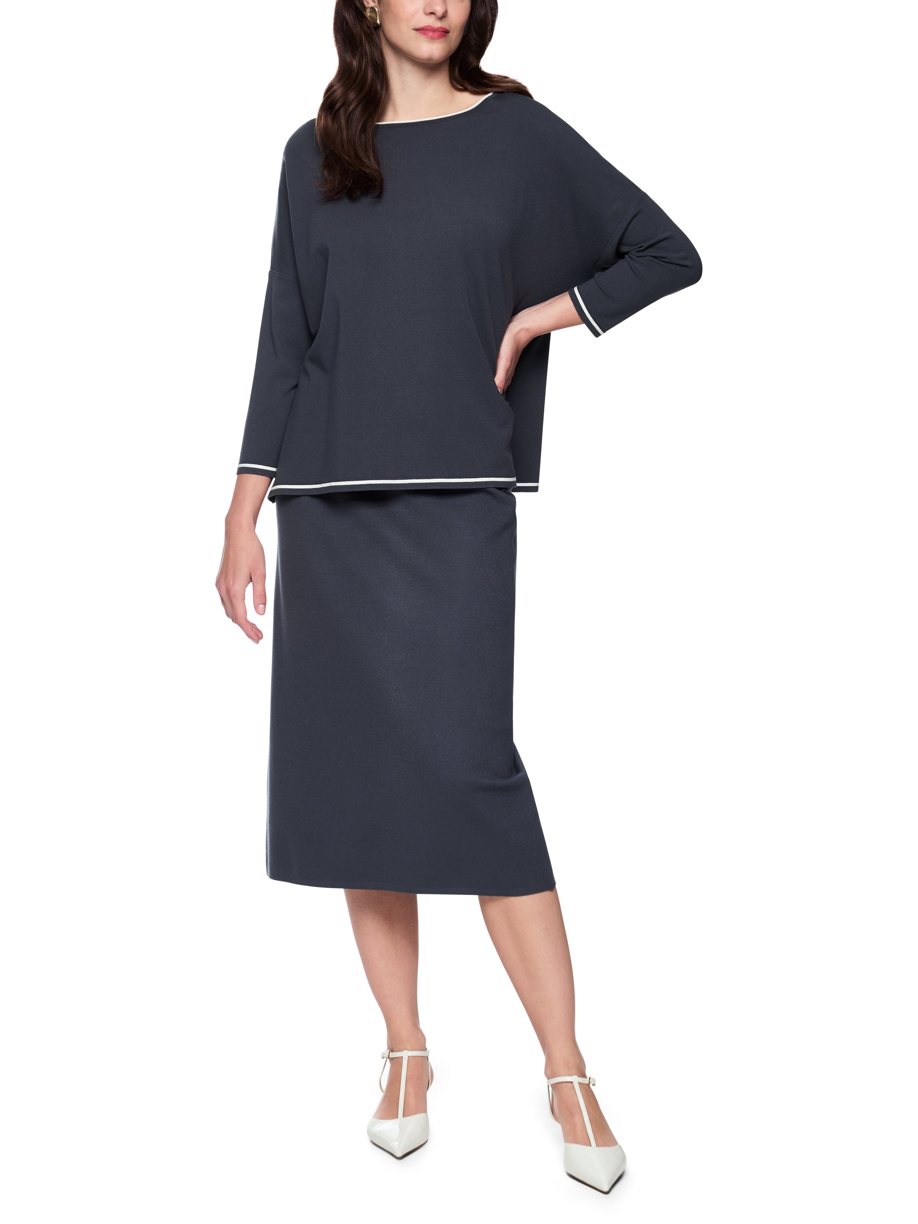 סריג דק בגזרת אוברסייז עם שרוולי 3/4הרכב: 70% ויסקוזה, 30% פוליאסטרהדוגמנית בגובה 1.79 ולובשת מידה 3 של מארק קיין