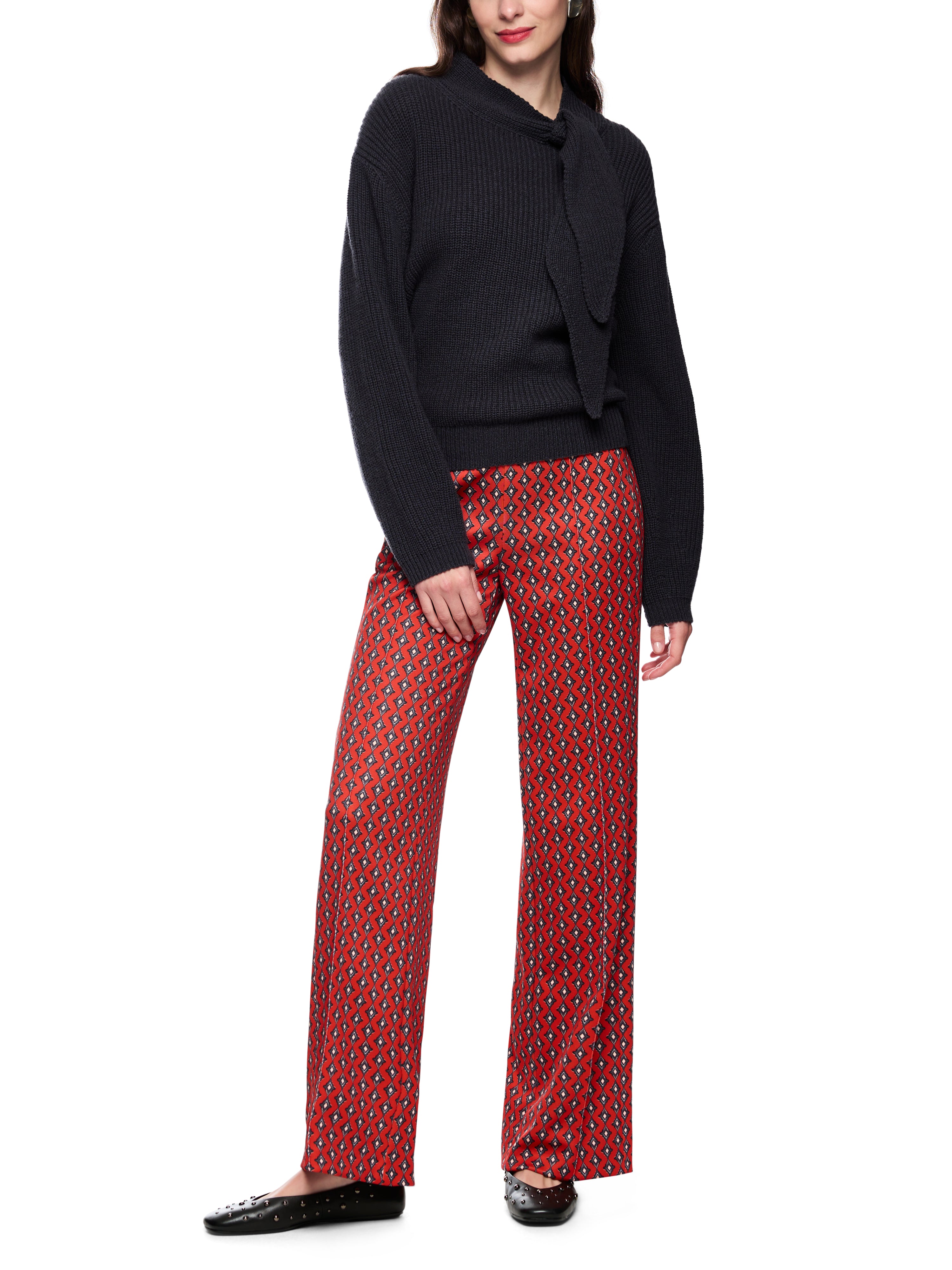 סוודר עשוי תערובת צמר וקשמיר, בגזרה נינוחה עם קשירת פפיוןהרכב: 90% צמר, 10% קשמירהדוגמנית בגובה 1.79 ולובשת מידה 3 של מארק קיין