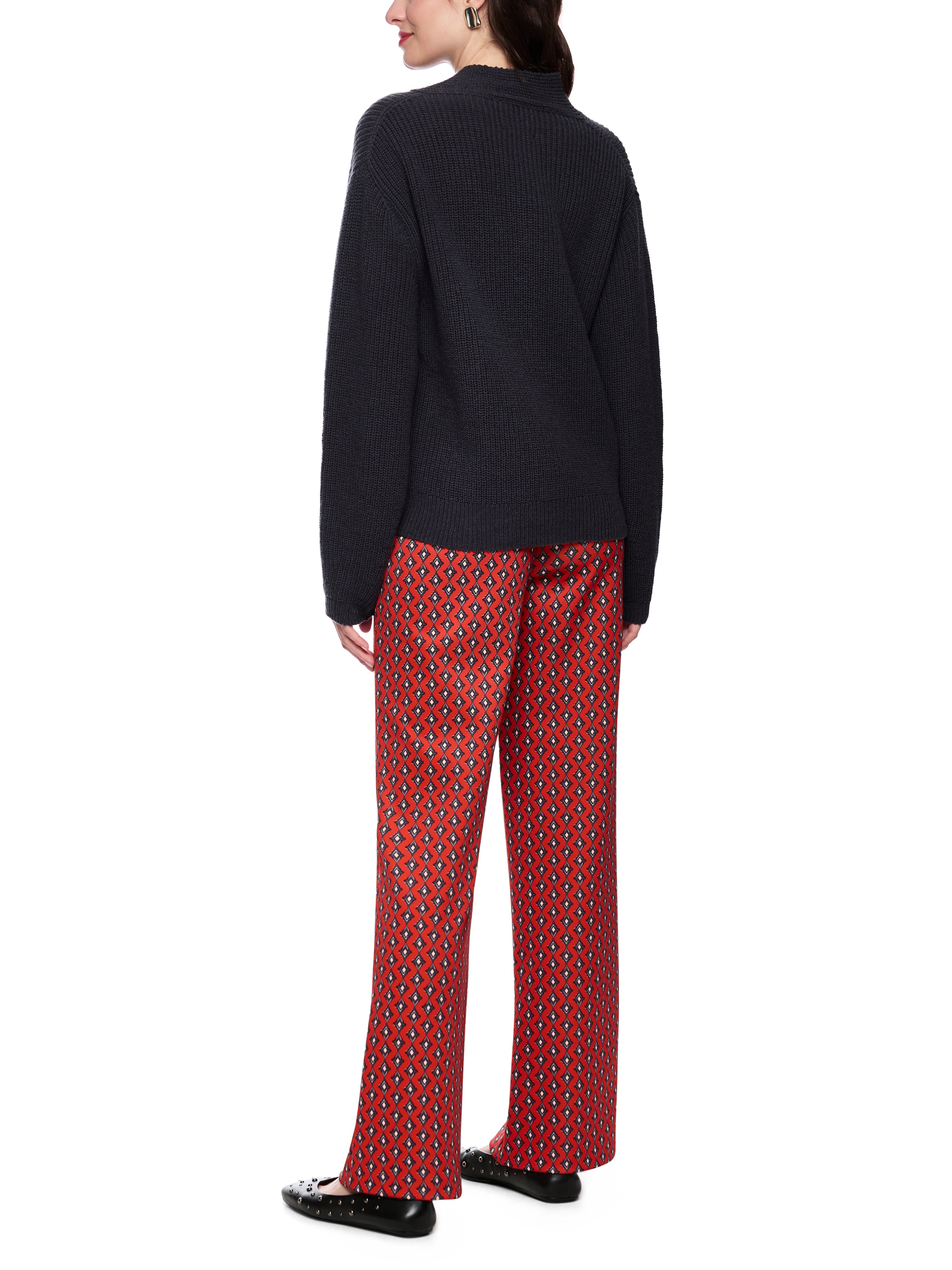 סוודר עשוי תערובת צמר וקשמיר, בגזרה נינוחה עם קשירת פפיוןהרכב: 90% צמר, 10% קשמירהדוגמנית בגובה 1.79 ולובשת מידה 3 של מארק קיין