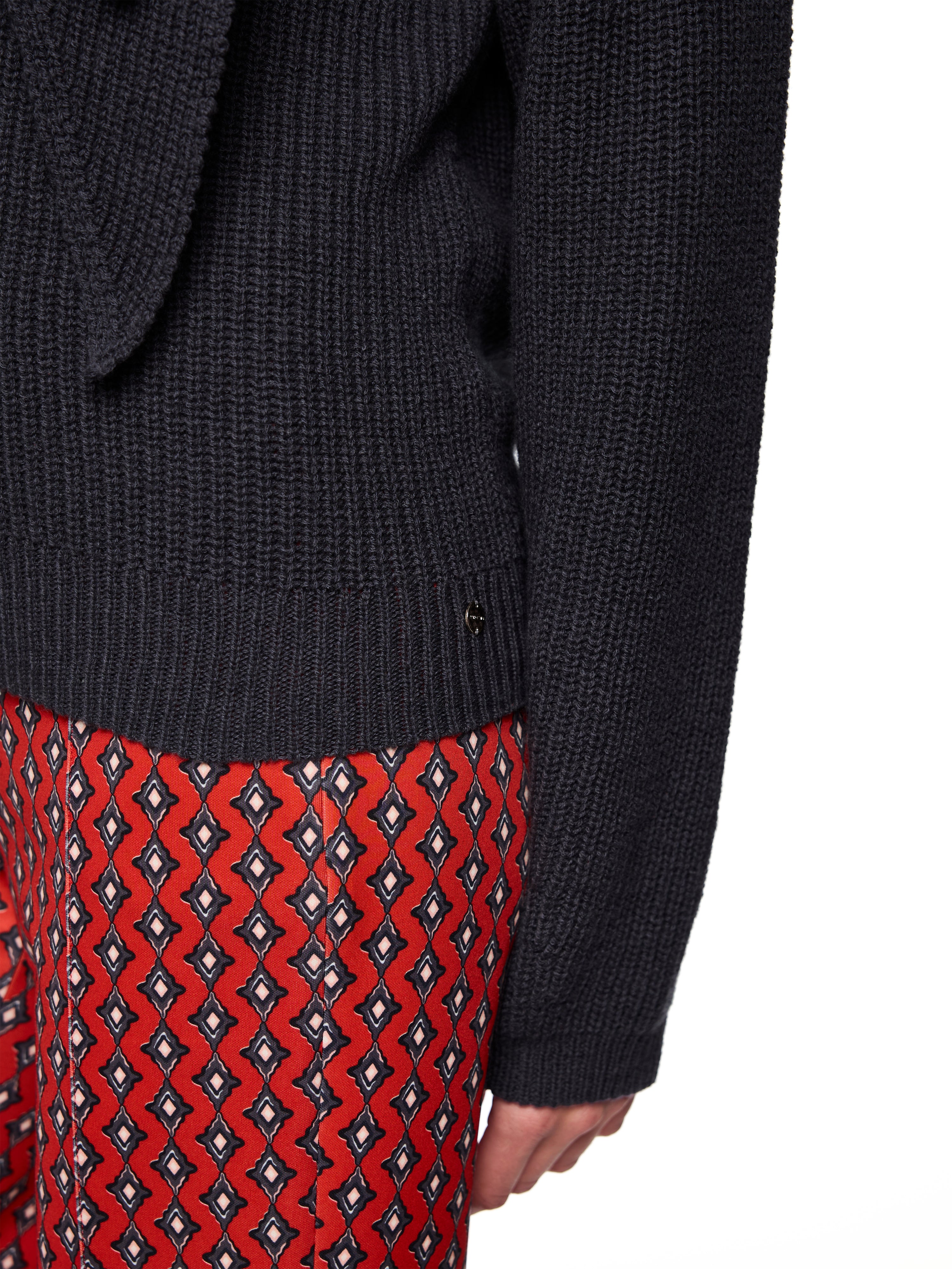 סוודר עשוי תערובת צמר וקשמיר, בגזרה נינוחה עם קשירת פפיוןהרכב: 90% צמר, 10% קשמירהדוגמנית בגובה 1.79 ולובשת מידה 3 של מארק קיין