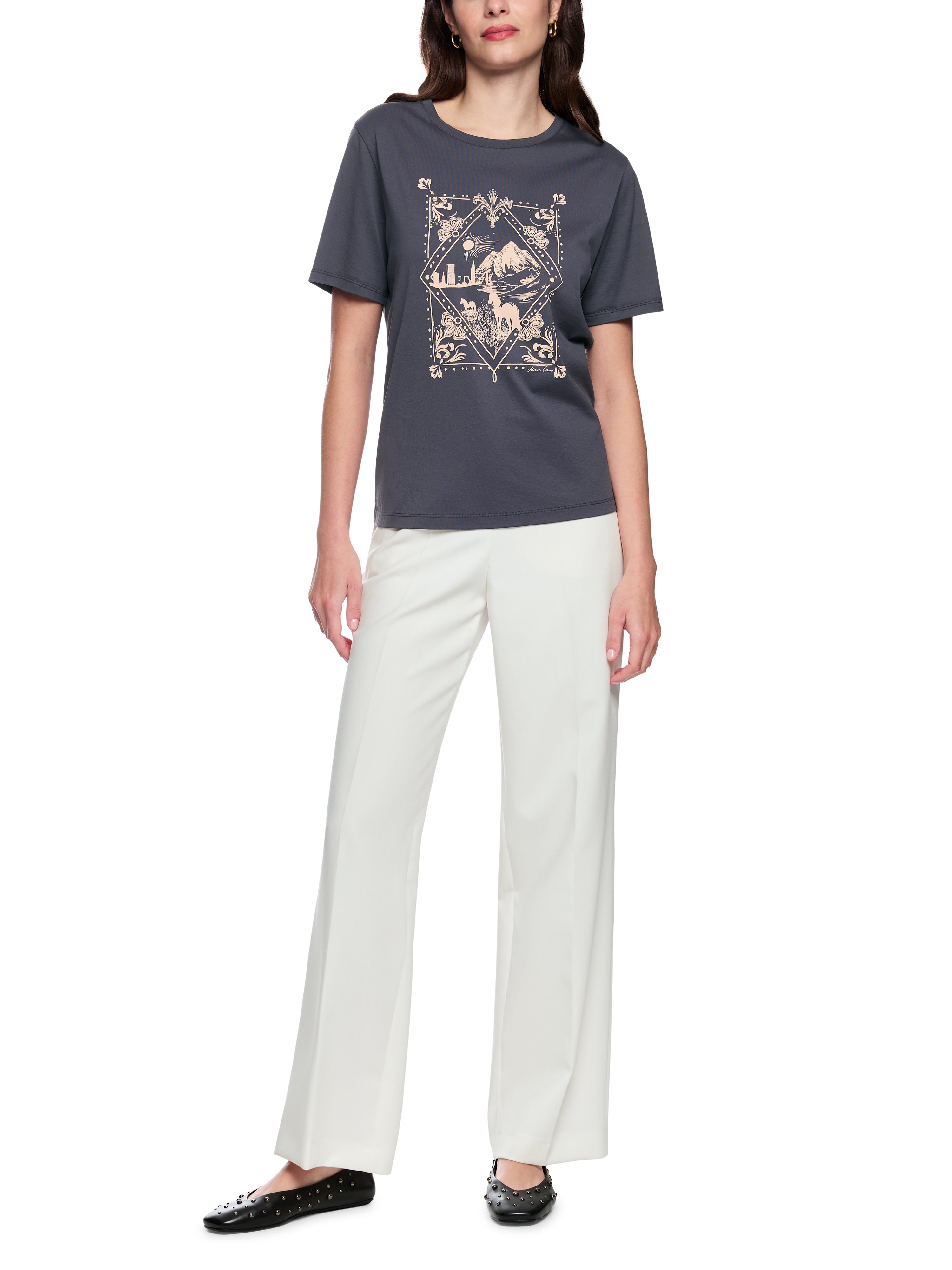 חולצת טי בגזרה רחבה עשויה כותנה עם הדפס הכולל ניטים בחזיתהרכב: 100% כותנההדוגמנית בגובה 1.79 ולובשת מידה 3 של מארק קיין