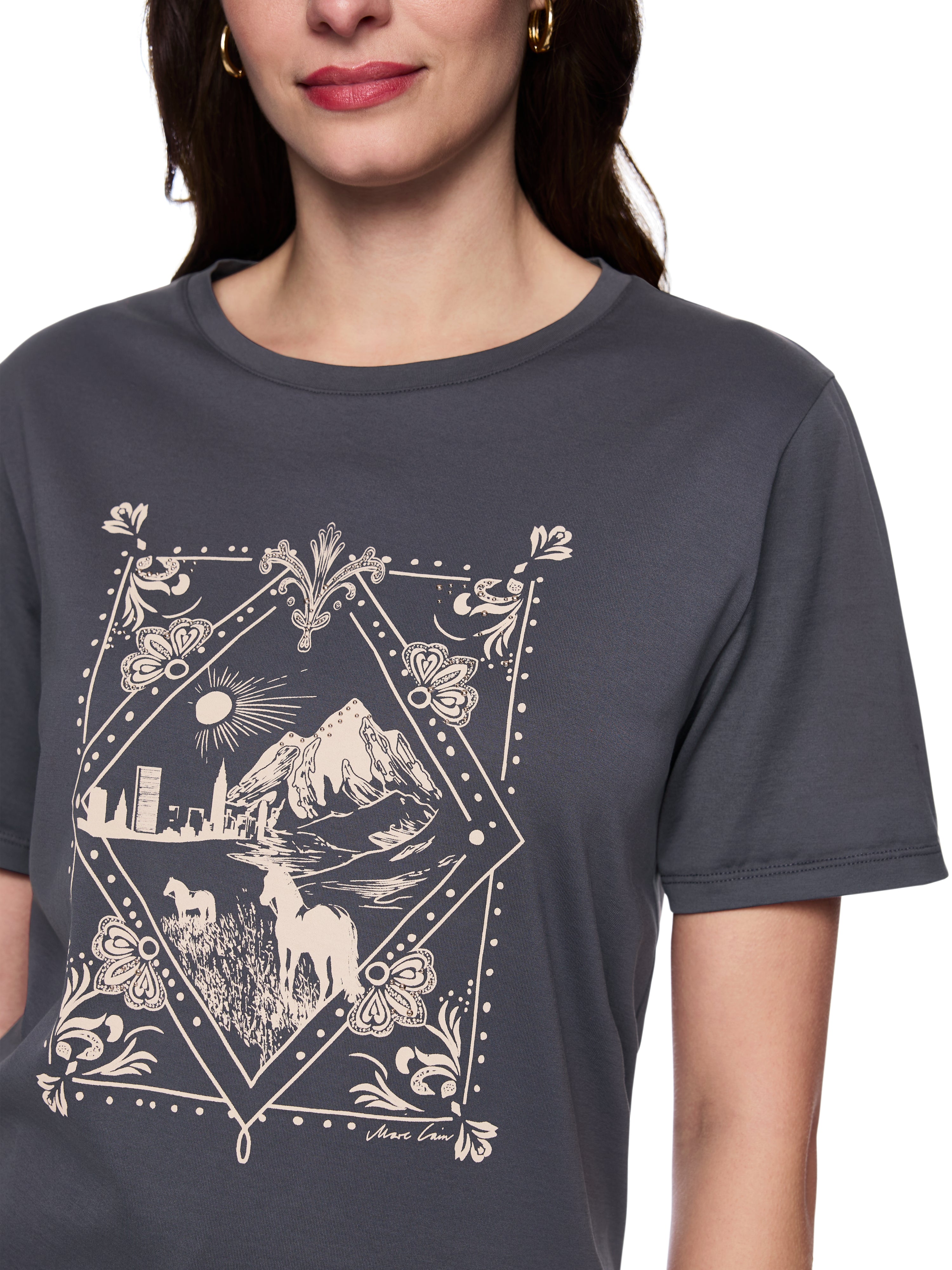 חולצת טי בגזרה רחבה עשויה כותנה עם הדפס הכולל ניטים בחזיתהרכב: 100% כותנההדוגמנית בגובה 1.79 ולובשת מידה 3 של מארק קיין