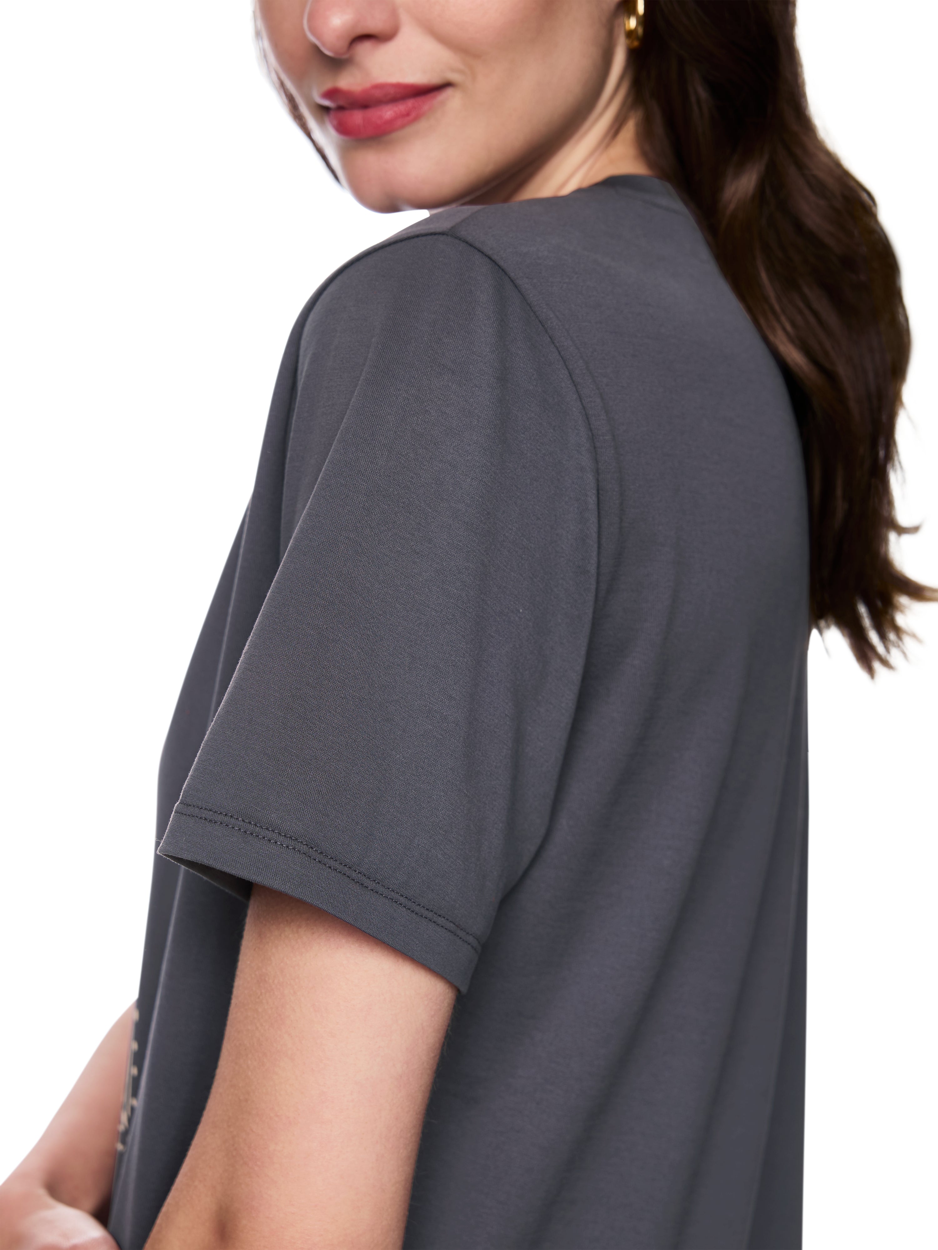 חולצת טי בגזרה רחבה עשויה כותנה עם הדפס הכולל ניטים בחזיתהרכב: 100% כותנההדוגמנית בגובה 1.79 ולובשת מידה 3 של מארק קיין