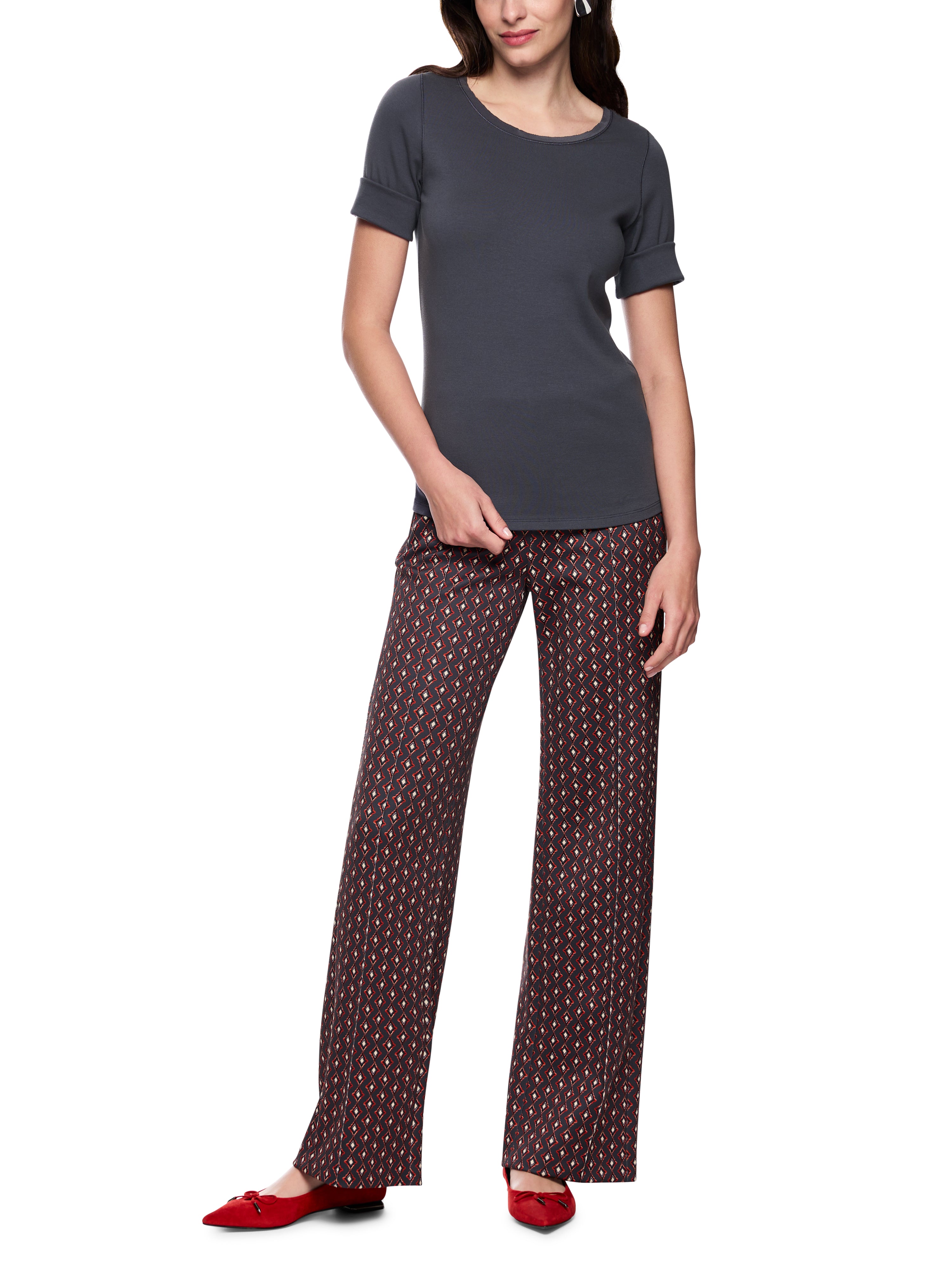 חולצת טי בגזרה צמודה עשויה כותנה נמתחת עם צווארון עגולהרכב: 92% כותנה, 8% אלסטןהדוגמנית בגובה 1.79 ולובשת מידה 3 של מארק קיין