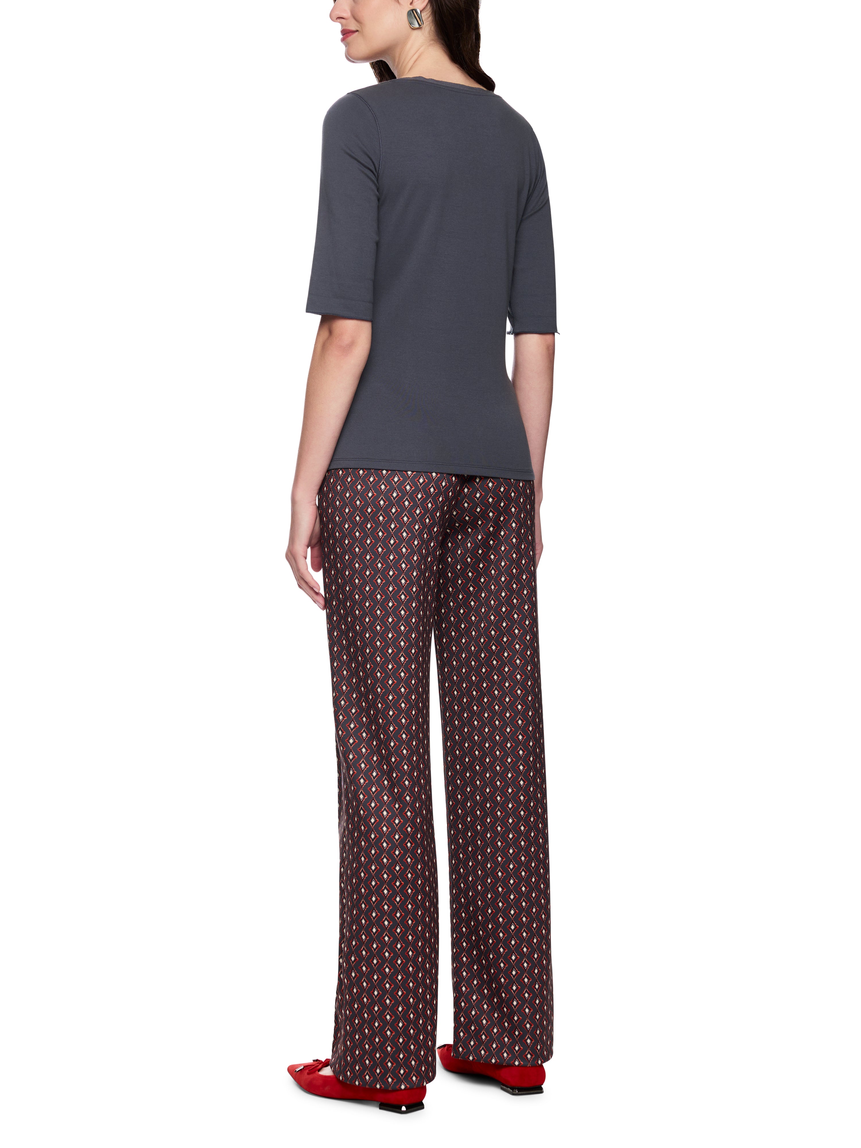 חולצת טי בגזרה צמודה עשויה כותנה נמתחת עם צווארון עגולהרכב: 92% כותנה, 8% אלסטןהדוגמנית בגובה 1.79 ולובשת מידה 3 של מארק קיין