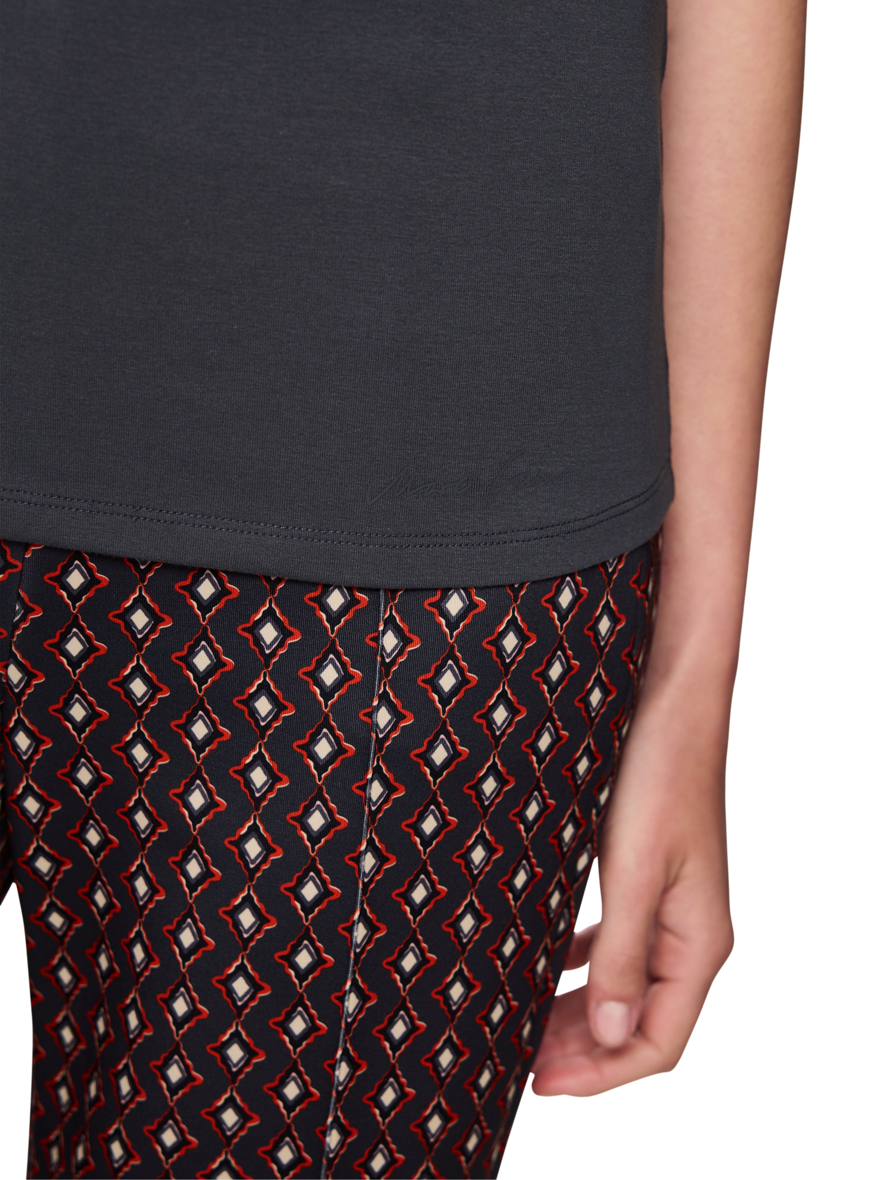 חולצת טי בגזרה צמודה עשויה כותנה נמתחת עם צווארון עגולהרכב: 92% כותנה, 8% אלסטןהדוגמנית בגובה 1.79 ולובשת מידה 3 של מארק קיין