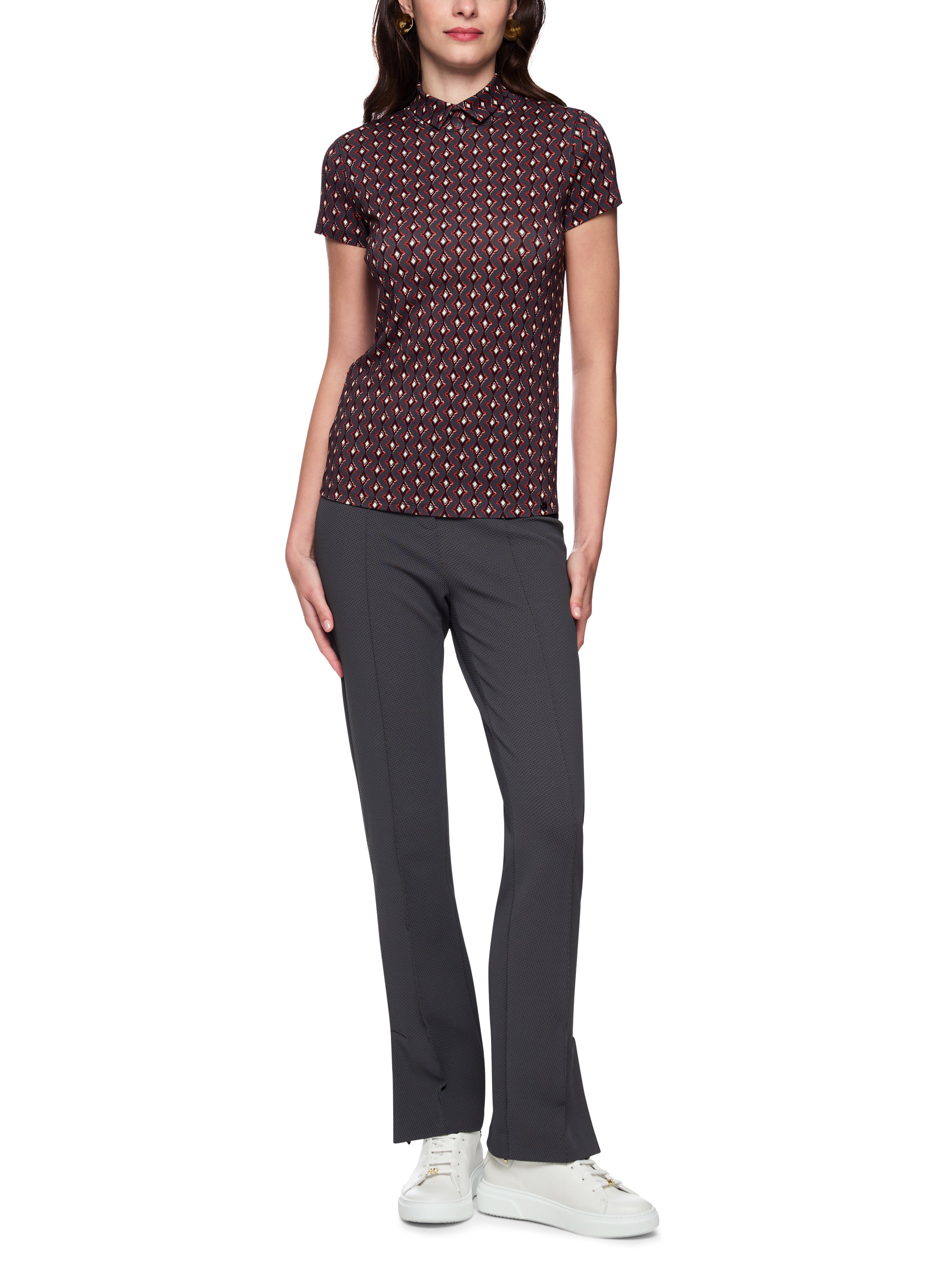 חולצה בגזרה צמודה עשויה כותנה נמתחת עם צווארון והדפס יהלוםהרכב: 95% כותנה, 5% אלסטןהדוגמנית בגובה 1.79 ולובשת מידה 3 של מארק קיין