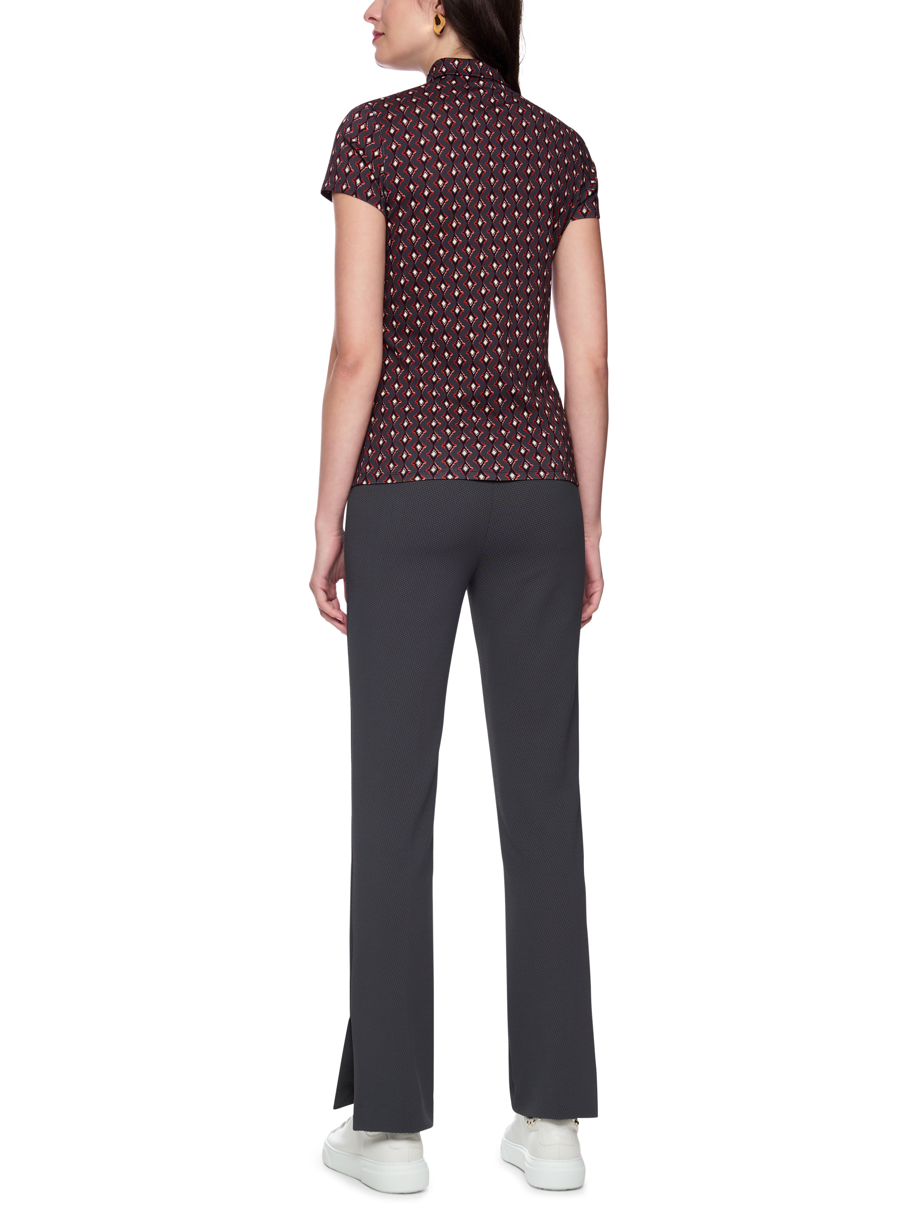 חולצה בגזרה צמודה עשויה כותנה נמתחת עם צווארון והדפס יהלוםהרכב: 95% כותנה, 5% אלסטןהדוגמנית בגובה 1.79 ולובשת מידה 3 של מארק קיין