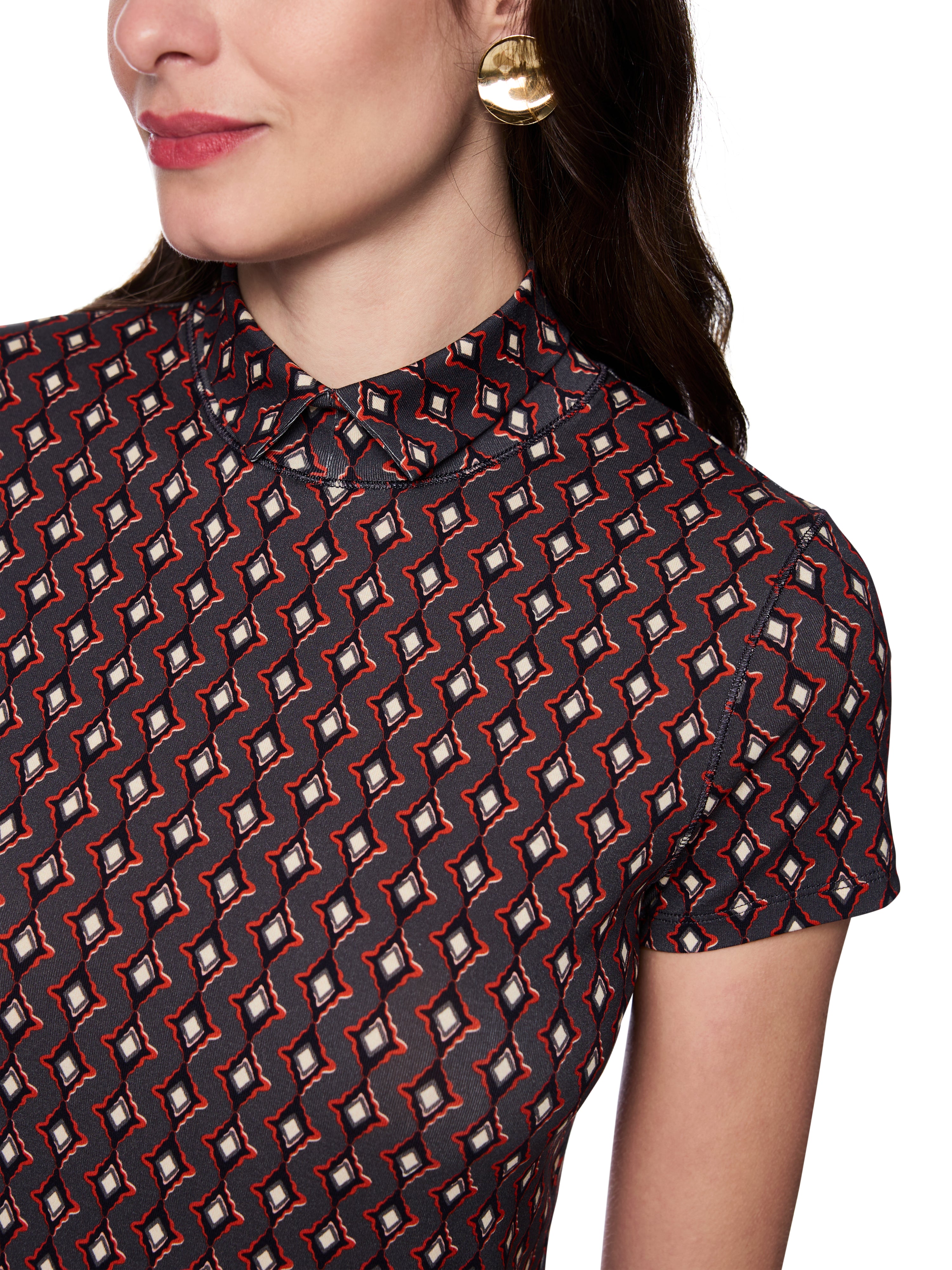 חולצה בגזרה צמודה עשויה כותנה נמתחת עם צווארון והדפס יהלוםהרכב: 95% כותנה, 5% אלסטןהדוגמנית בגובה 1.79 ולובשת מידה 3 של מארק קיין