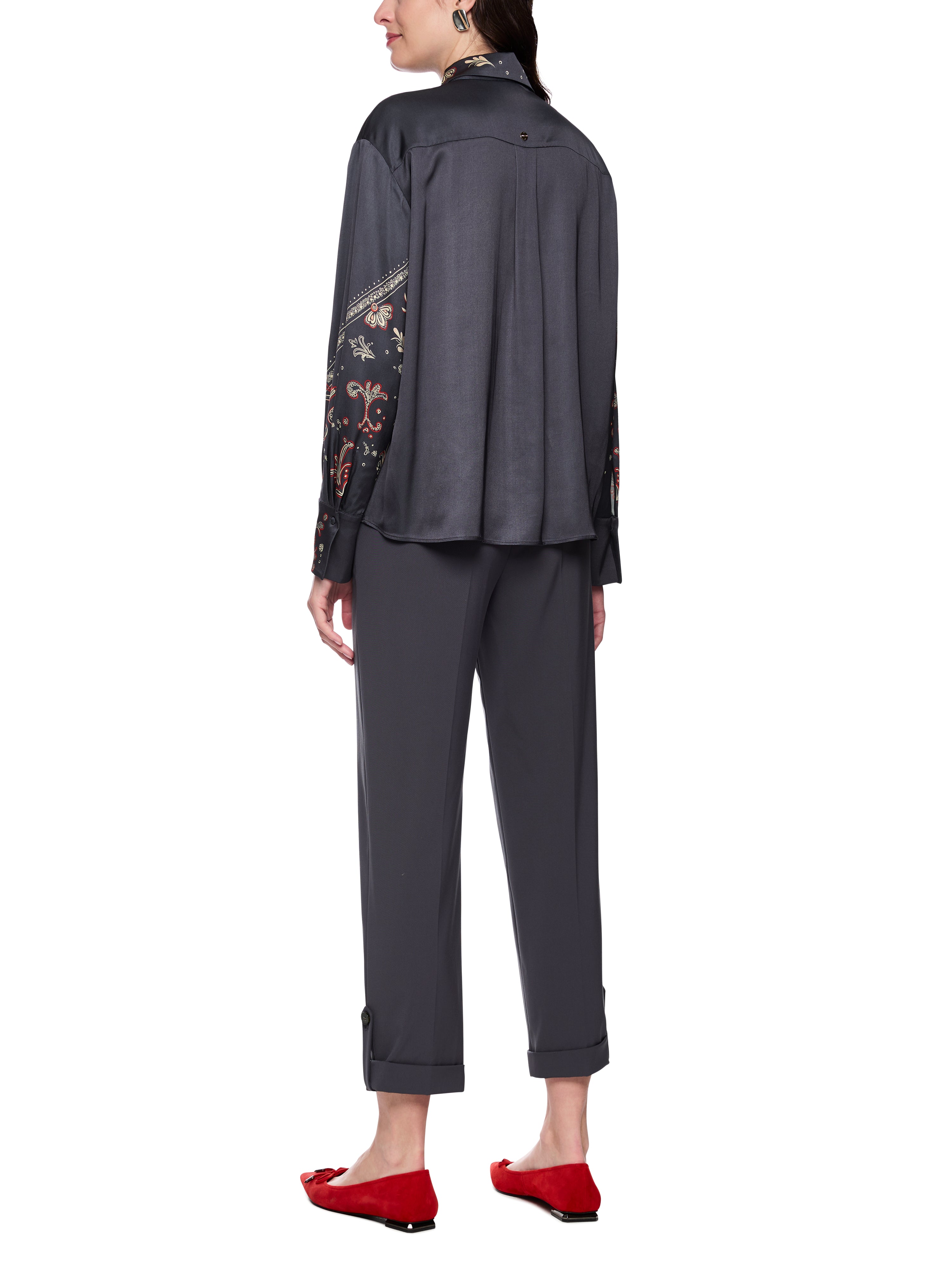 חולצת בלוזון בגזרה רחבה עם הדפס פייזלי ושרוולים ארוכיםהרכב: 100% ויסקוזההדוגמנית בגובה 1.79 ולובשת מידה 3 של מארק קיין