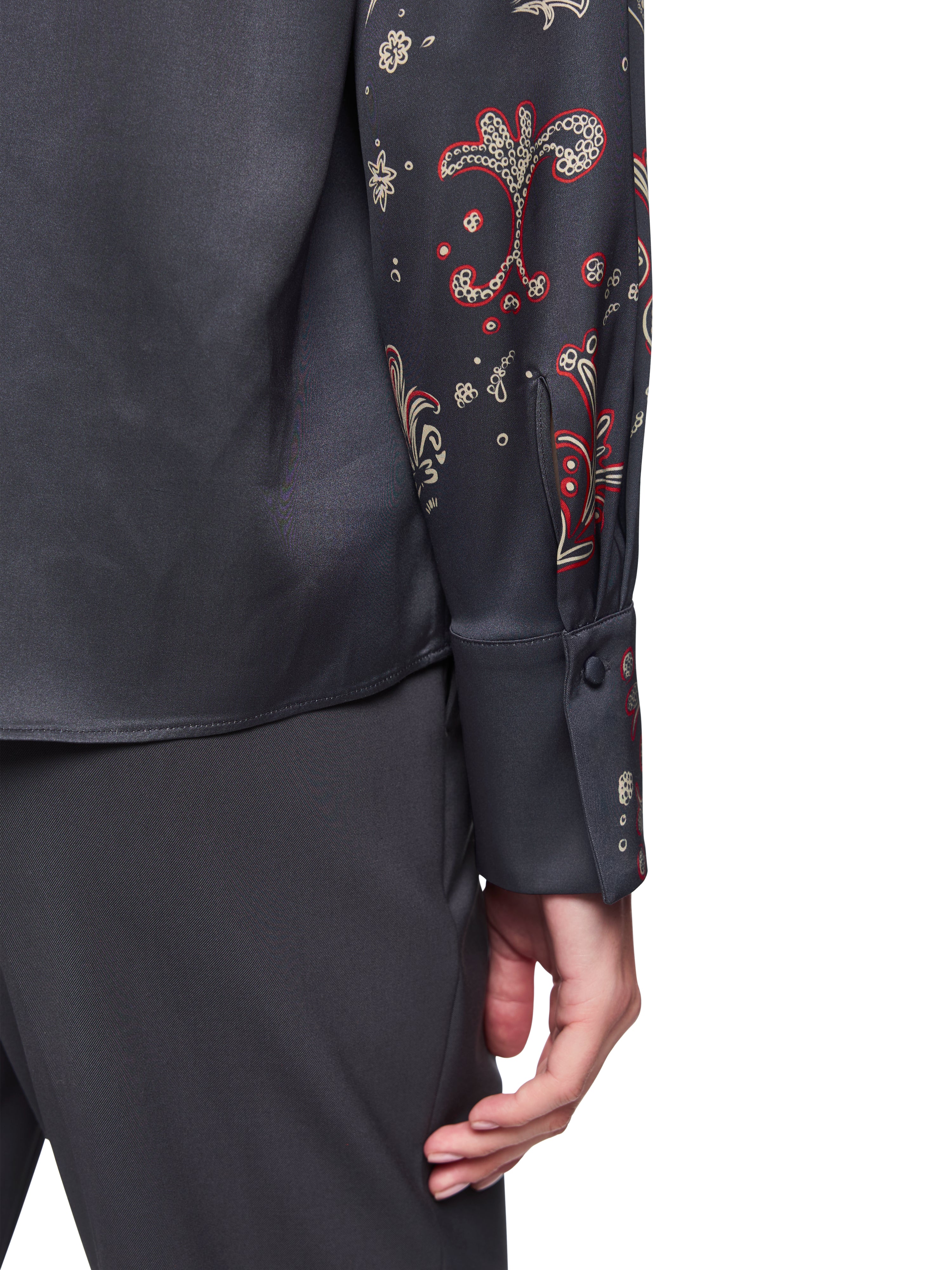 חולצת בלוזון בגזרה רחבה עם הדפס פייזלי ושרוולים ארוכיםהרכב: 100% ויסקוזההדוגמנית בגובה 1.79 ולובשת מידה 3 של מארק קיין