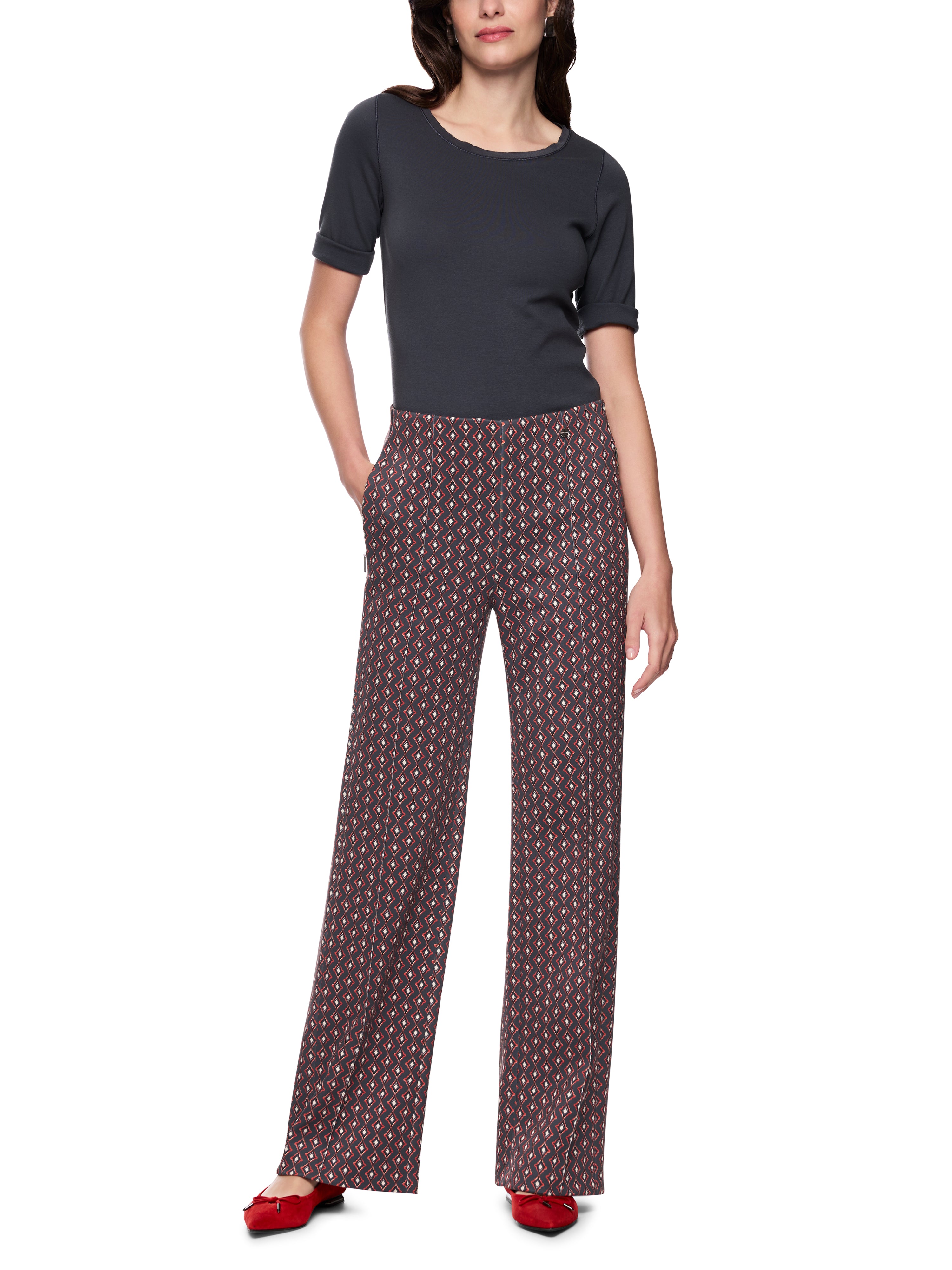 מכנסי ג'רזי סקובה בגזרה רחבה, מותן גבוה ורצועת גומי גמישההרכב: 92% פוליאסטר, 8% אלסטןהדוגמנית בגובה 1.79 ולובשת מידה 3 של מארק קיין