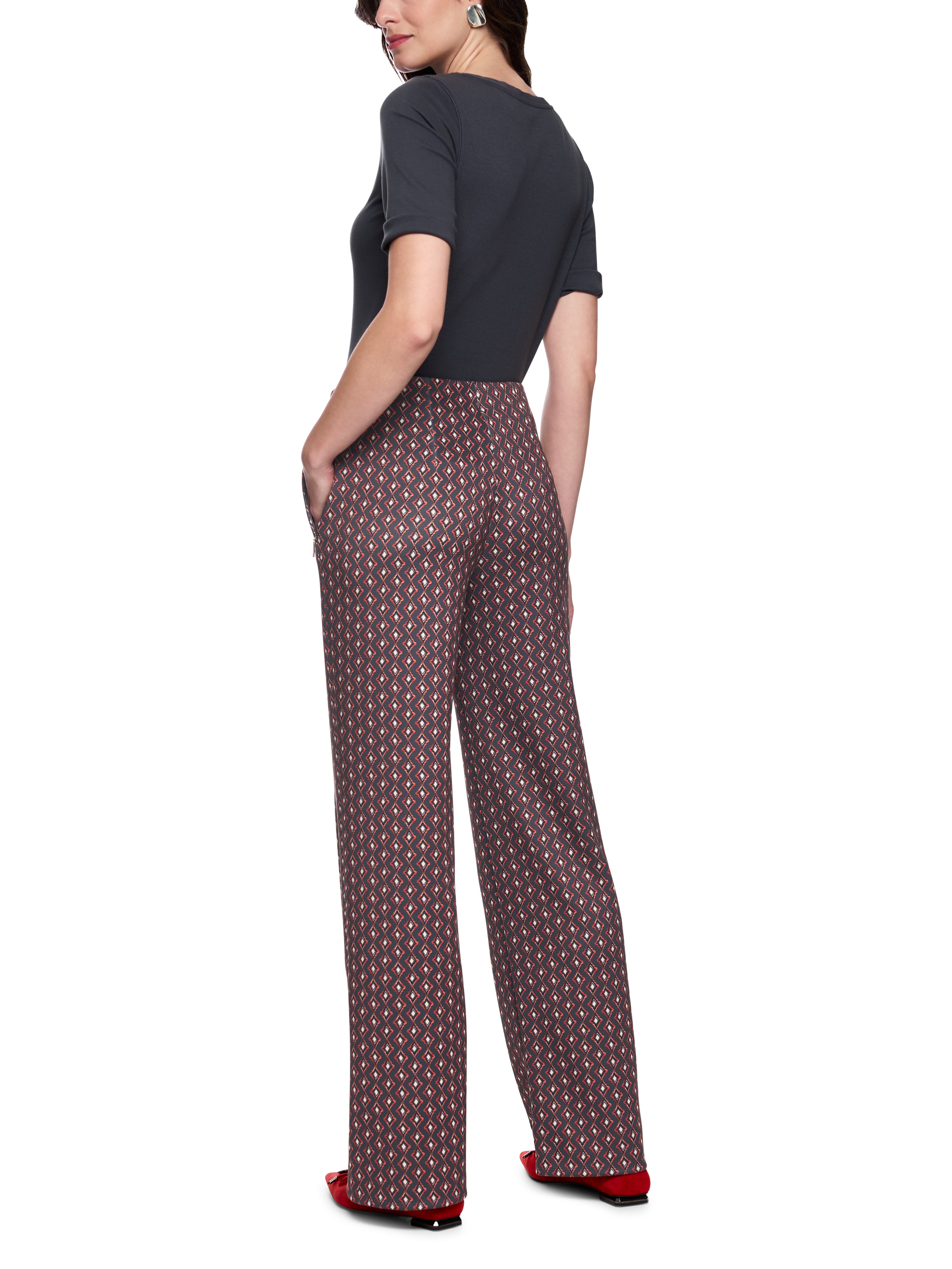 מכנסי ג'רזי סקובה בגזרה רחבה, מותן גבוה ורצועת גומי גמישההרכב: 92% פוליאסטר, 8% אלסטןהדוגמנית בגובה 1.79 ולובשת מידה 3 של מארק קיין