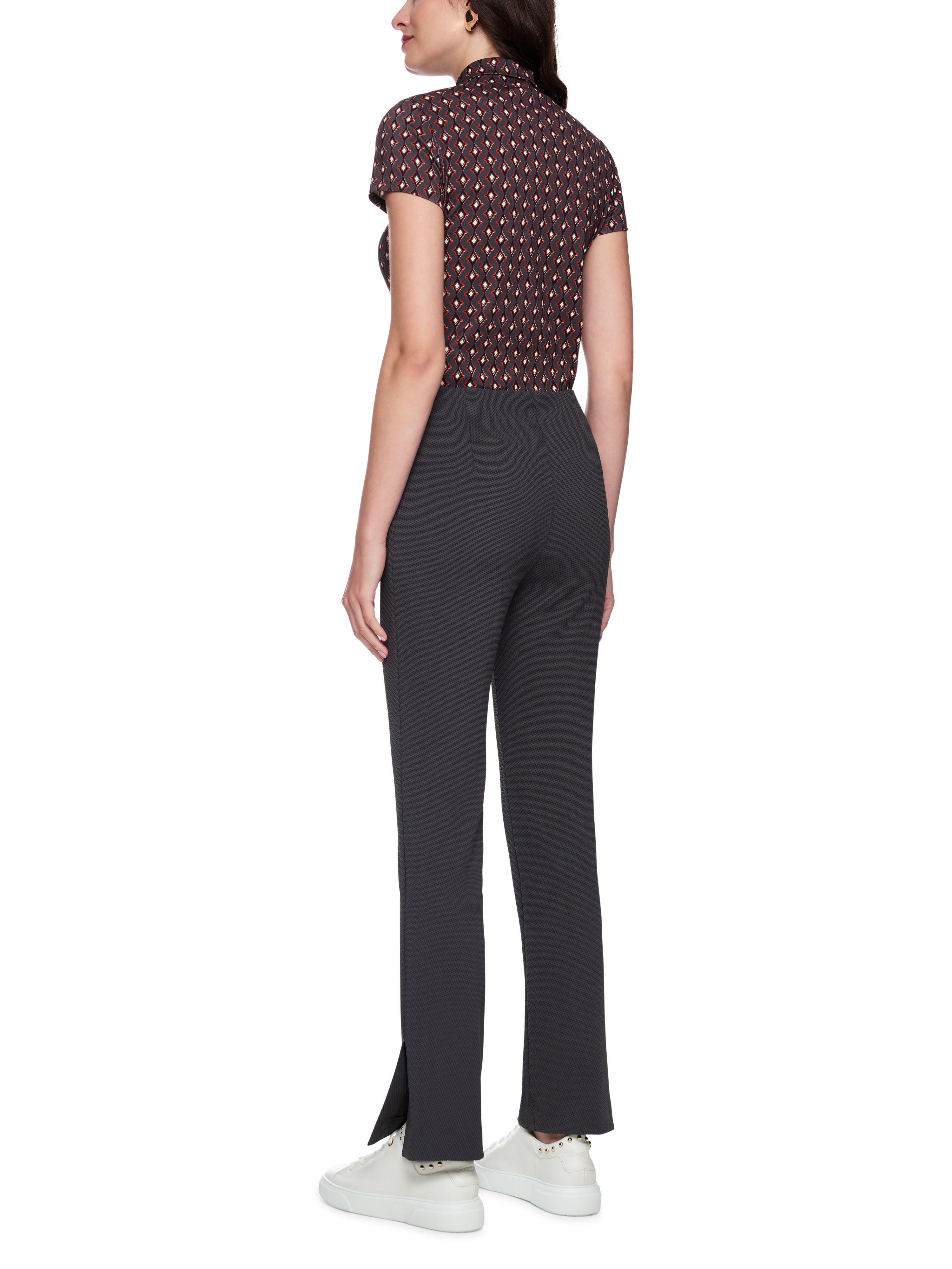 מכנסיים עשויים בד אלסטי עם קפלים תפורים וגומי פנימיהרכב: 95% פוליאמיד, 5% אלסטןהדוגמנית בגובה 1.79 ולובשת מידה 3 של מארק קיין