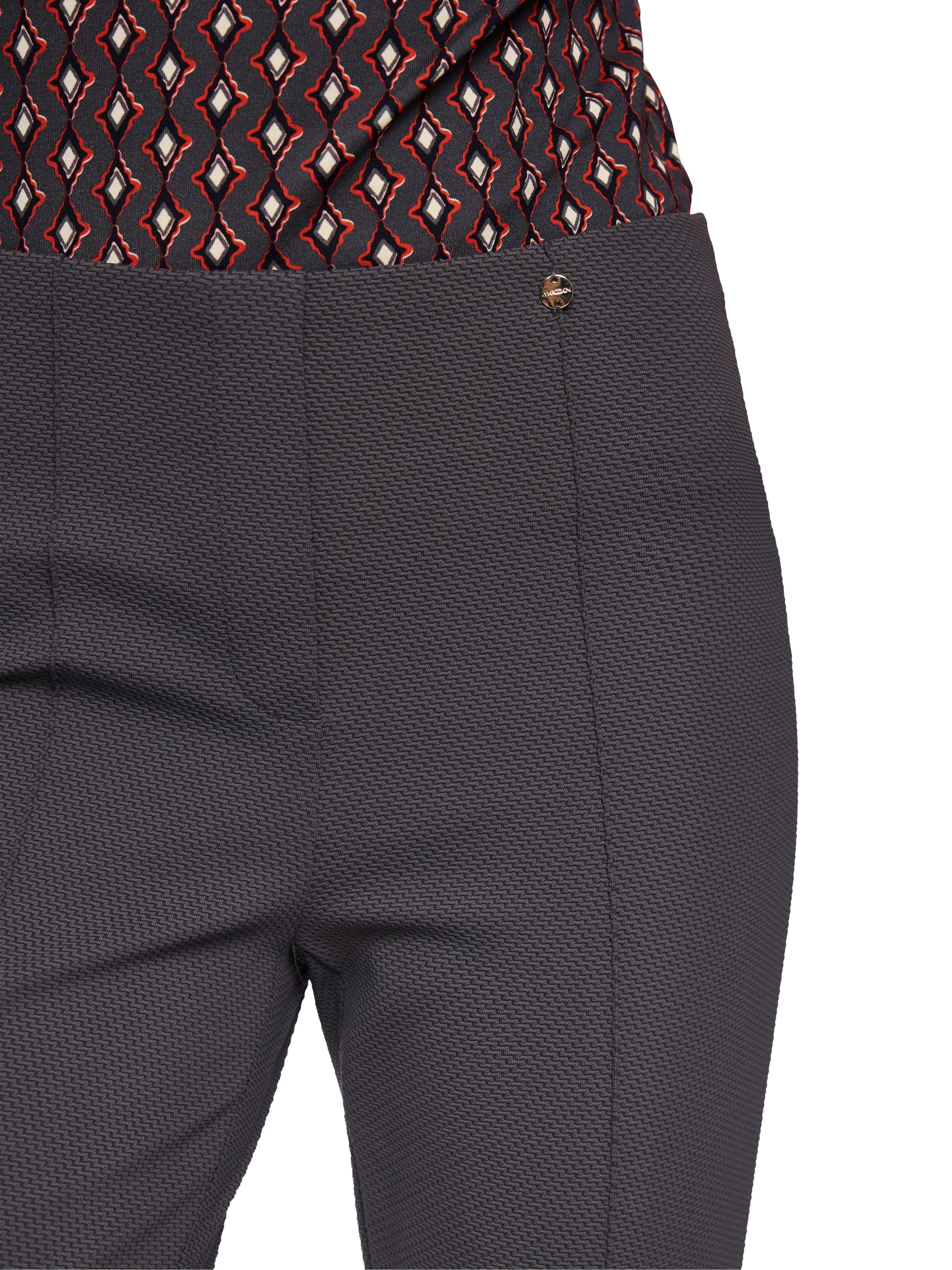 מכנסיים עשויים בד אלסטי עם קפלים תפורים וגומי פנימיהרכב: 95% פוליאמיד, 5% אלסטןהדוגמנית בגובה 1.79 ולובשת מידה 3 של מארק קיין