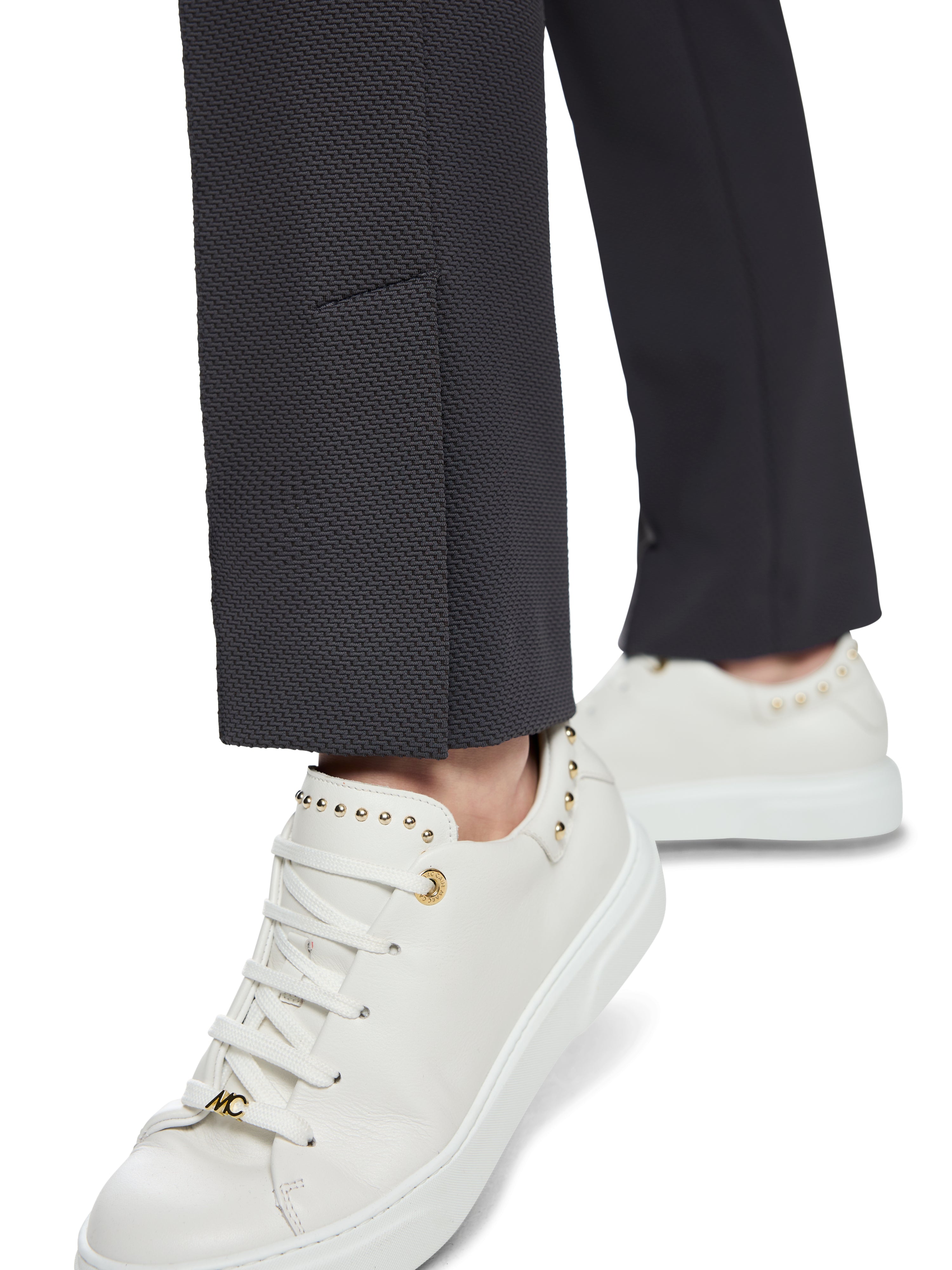 מכנסיים עשויים בד אלסטי עם קפלים תפורים וגומי פנימיהרכב: 95% פוליאמיד, 5% אלסטןהדוגמנית בגובה 1.79 ולובשת מידה 3 של מארק קיין