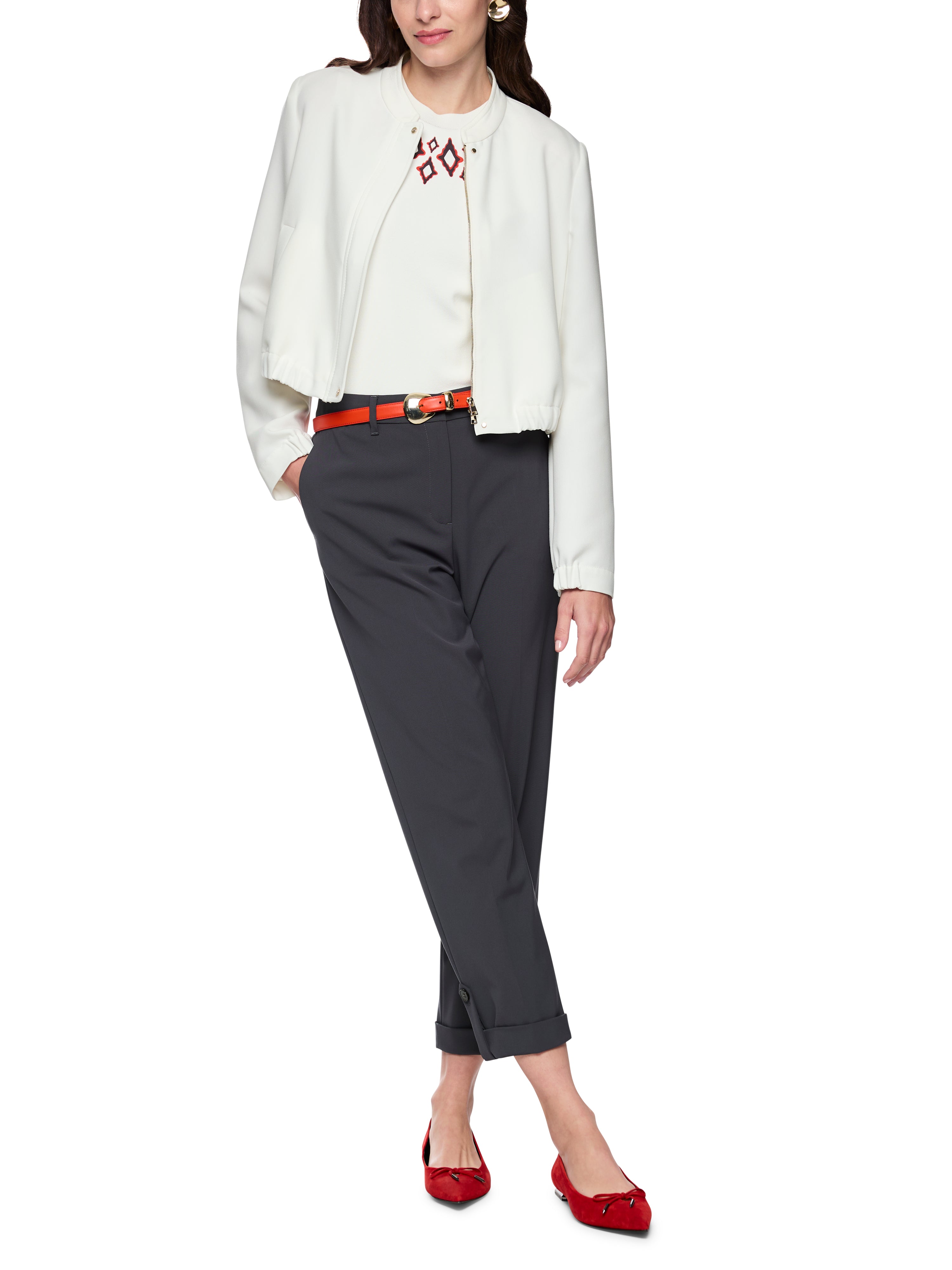 מכנסיים באורך 7/8 עם מכפלת וכיסים אחורייםהרכב: 48% ויסקוזה, 48% פוליאסטר, 4% אלסטןהדוגמנית בגובה 1.79 ולובשת מידה 3 של מארק קיין