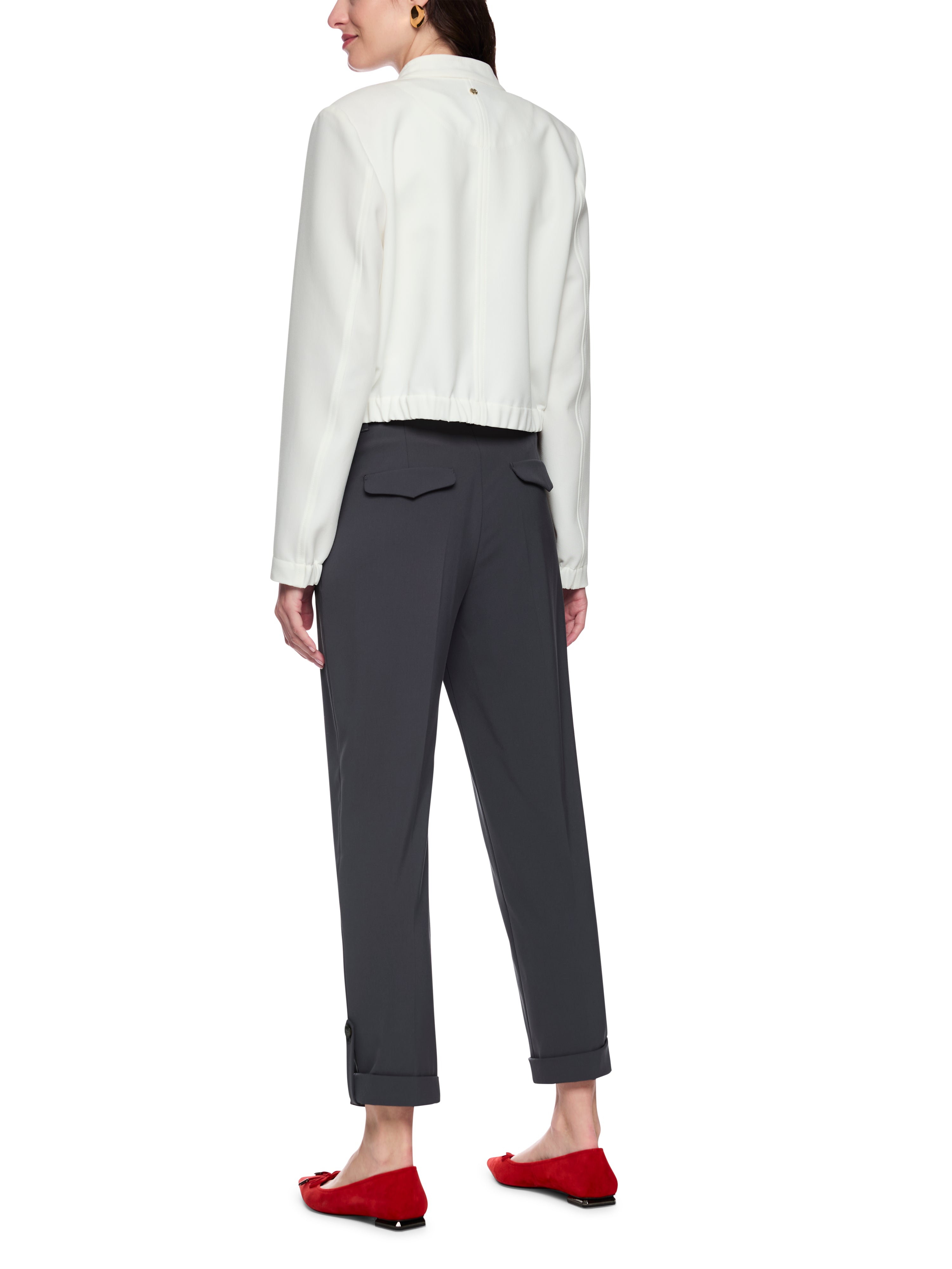 מכנסיים באורך 7/8 עם מכפלת וכיסים אחורייםהרכב: 48% ויסקוזה, 48% פוליאסטר, 4% אלסטןהדוגמנית בגובה 1.79 ולובשת מידה 3 של מארק קיין