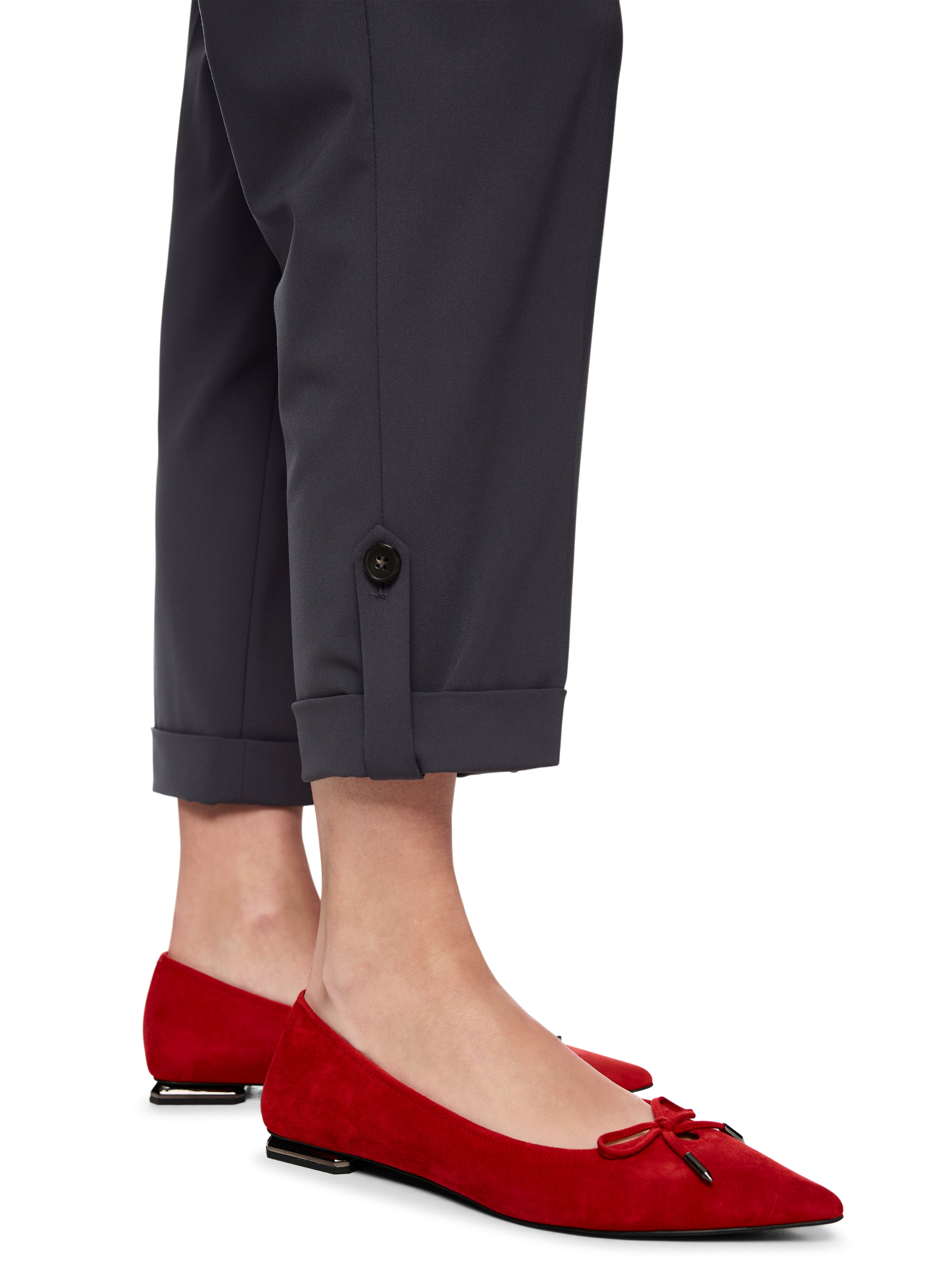 מכנסיים באורך 7/8 עם מכפלת וכיסים אחורייםהרכב: 48% ויסקוזה, 48% פוליאסטר, 4% אלסטןהדוגמנית בגובה 1.79 ולובשת מידה 3 של מארק קיין