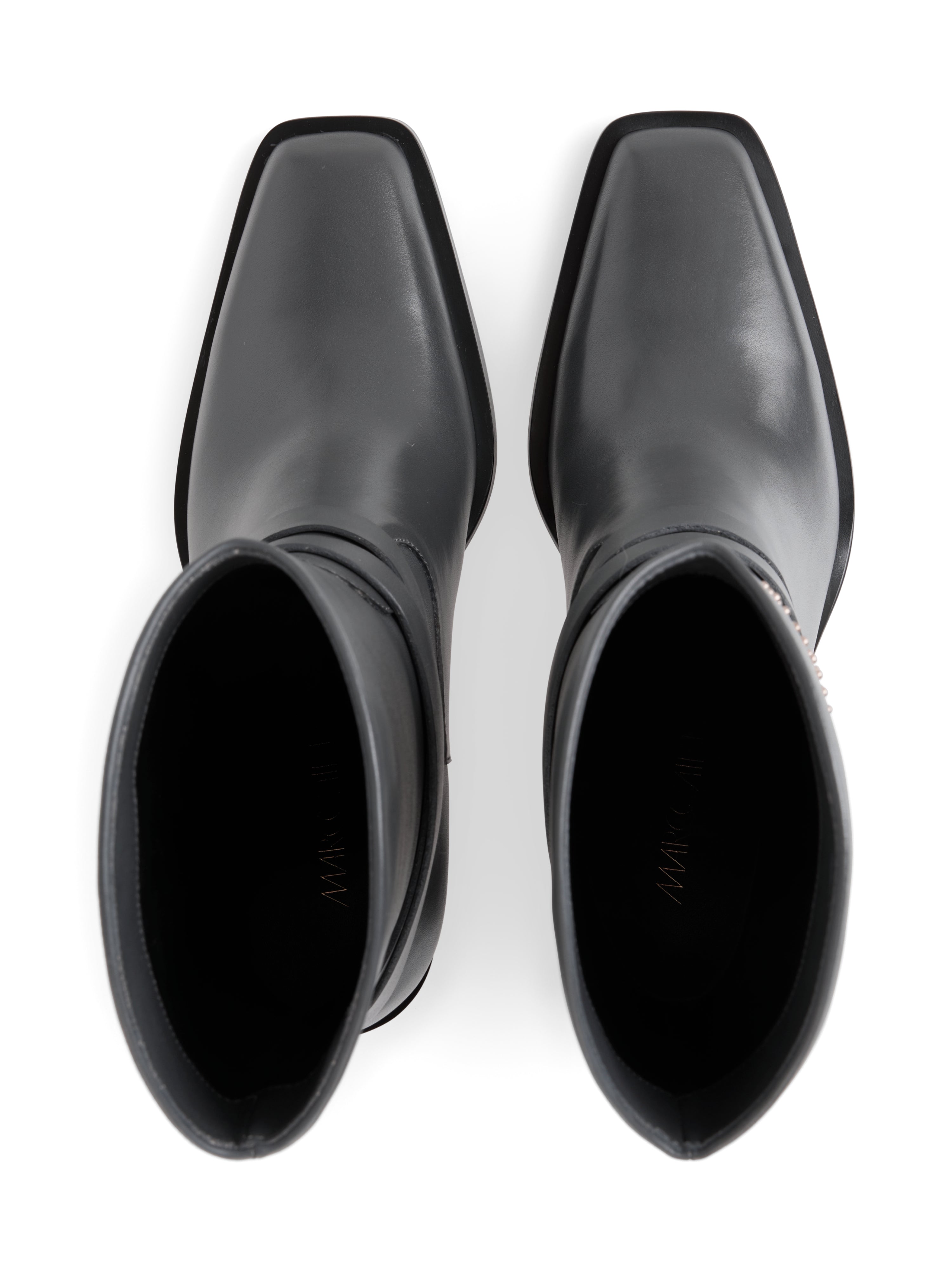 מגפונים עשויים עור מעוטרים בניטים ורצועה עם אבזם מוזהבהרכב: 100% עורגובה העקב: 80 מ"מ