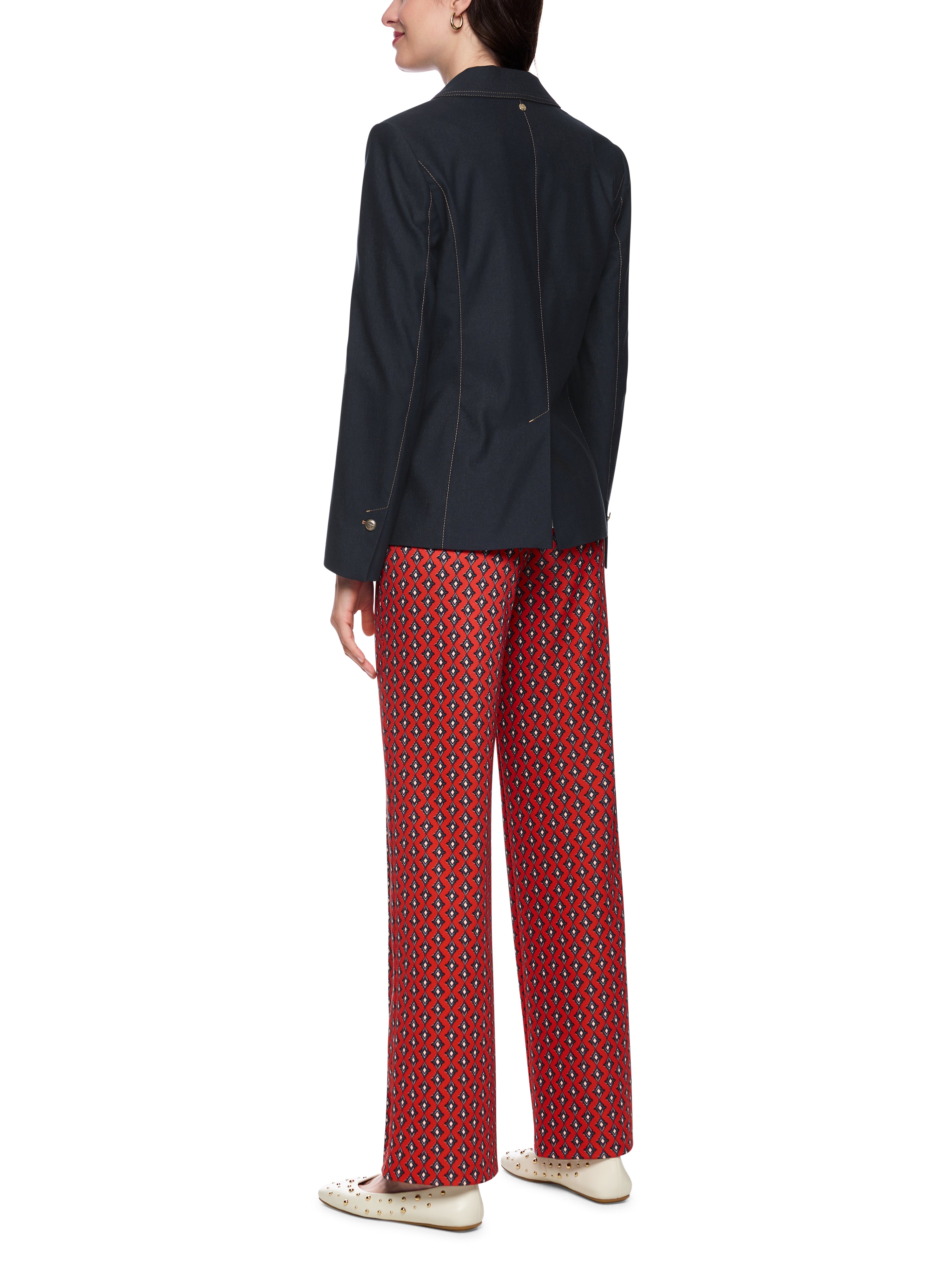 בלייזר בגזרה צמודה עם כיסים צדדיים וסגירת כפתוריםהרכב: 47% כותנה, 33% פוליאסטר, 18% ויסקוזה, 2% אלסטןהדוגמנית בגובה 1.79 ולובשת מידה 3 של מארק קיין