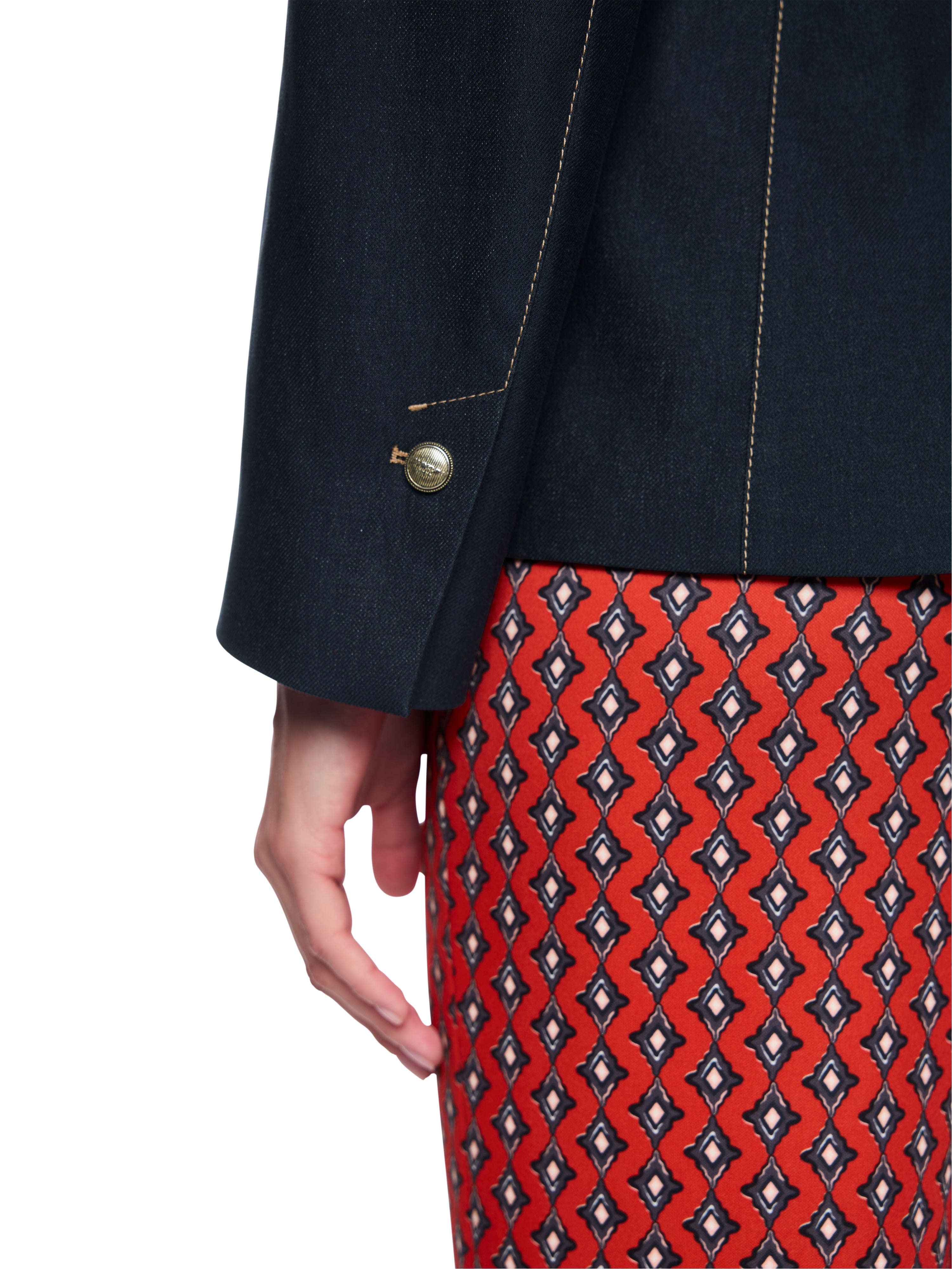 בלייזר בגזרה צמודה עם כיסים צדדיים וסגירת כפתוריםהרכב: 47% כותנה, 33% פוליאסטר, 18% ויסקוזה, 2% אלסטןהדוגמנית בגובה 1.79 ולובשת מידה 3 של מארק קיין