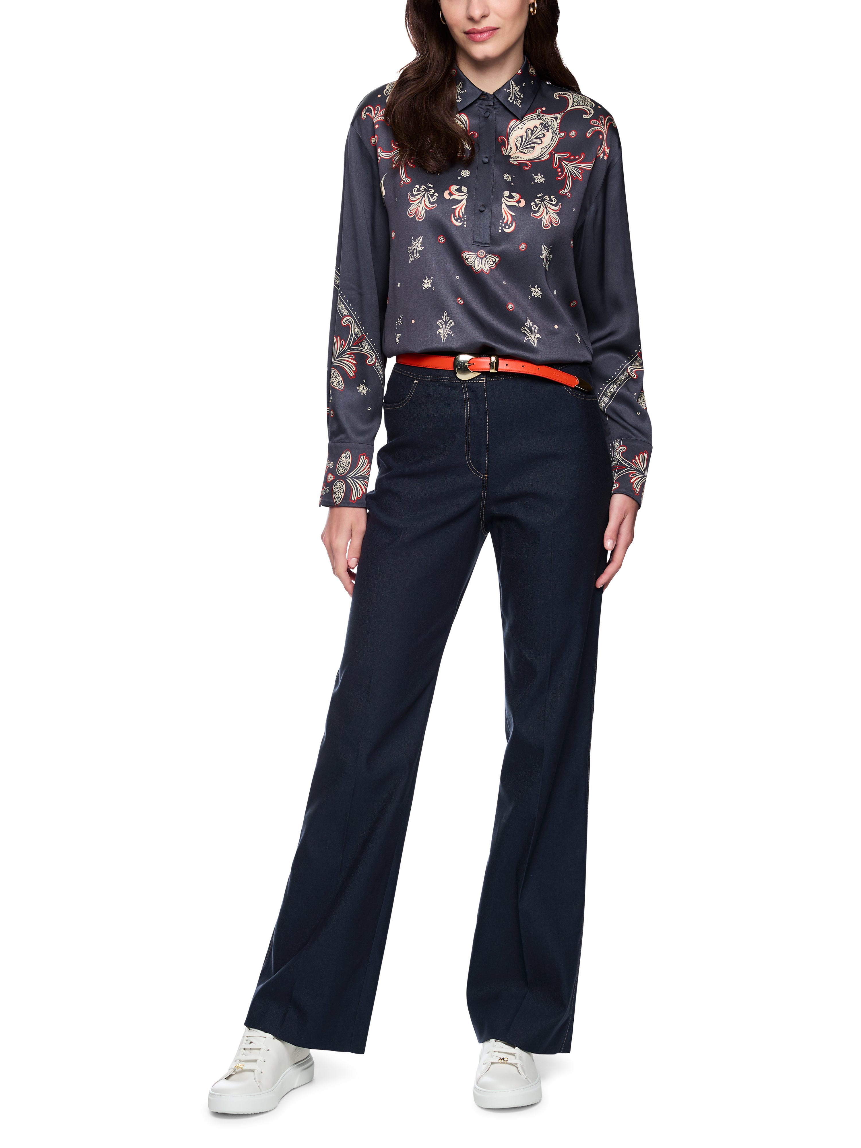 מכנסי ג'ינס עם מותן גבוה, סגירת כפתור ורוכסןהרכב: 47% כותנה, 33% פוליאסטר, 18% ויסקוזה, 2% אלסטןהדוגמנית בגובה 1.79 ולובשת מידה 3 של מארק קיין