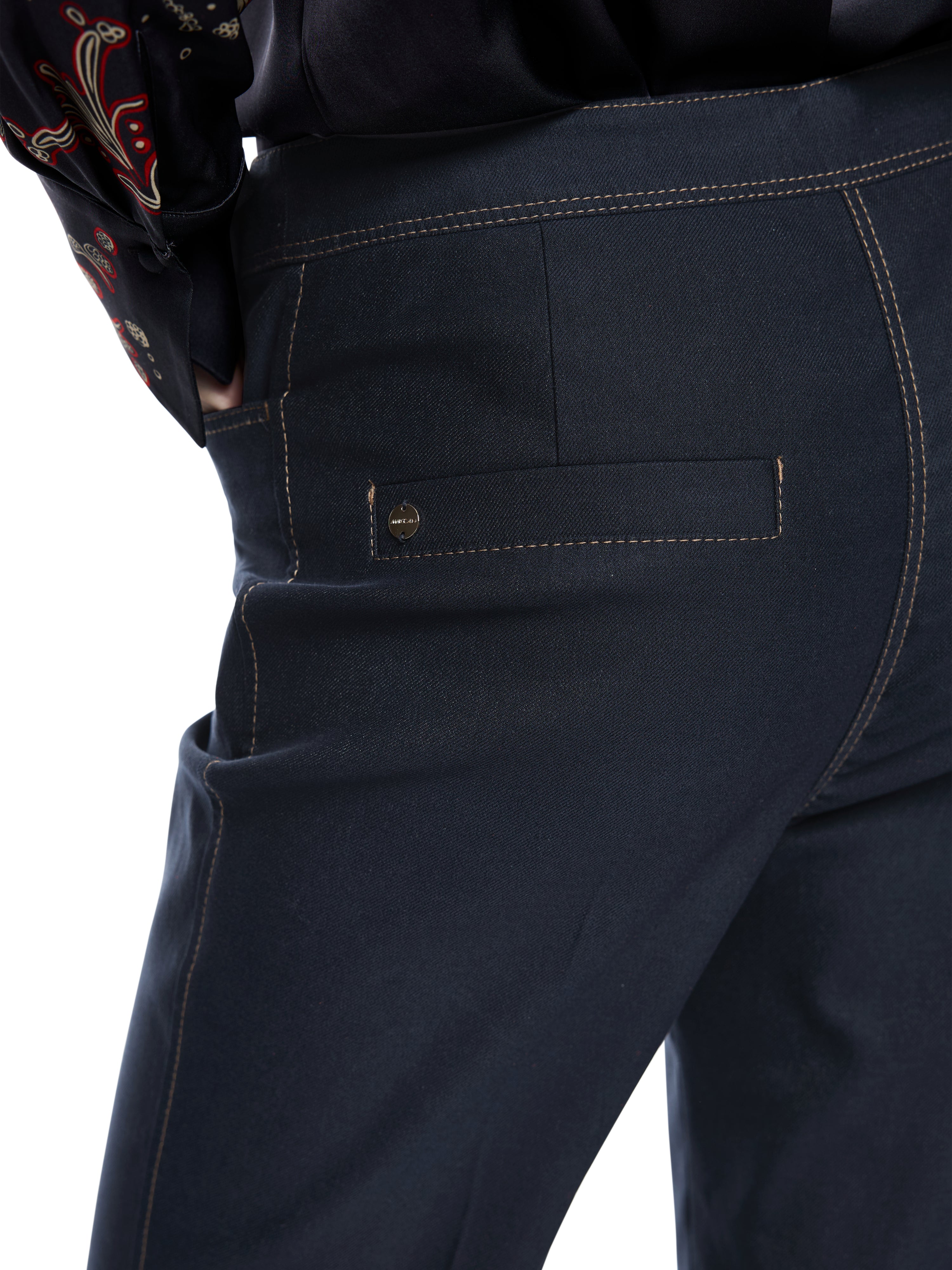 מכנסי ג'ינס עם מותן גבוה, סגירת כפתור ורוכסןהרכב: 47% כותנה, 33% פוליאסטר, 18% ויסקוזה, 2% אלסטןהדוגמנית בגובה 1.79 ולובשת מידה 3 של מארק קיין