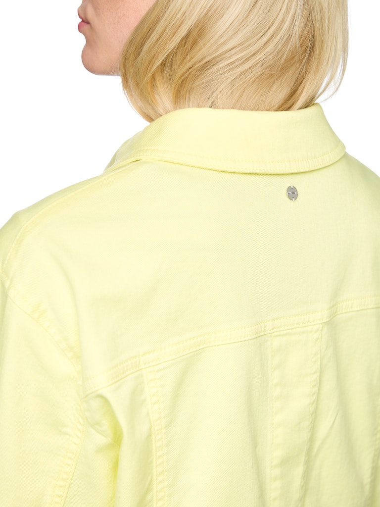 ז'קט ג'ינס באורך קצר, עשוי כותנה רכה ואלסטית. גזרה נינוחה, עם צווארון קלאסי, שרוולים ארוכים בסיומת חפתים מכופתרים, כיסי צד, שני כיסים חזיתיים וסגירה לכל האורך עם כפתורים מצופים אמייל.הרכב: 98% כותנה, 2% אלסטןהדוגמנית בגובה 1.79 ולובשת מידה 3 של מארק קיין